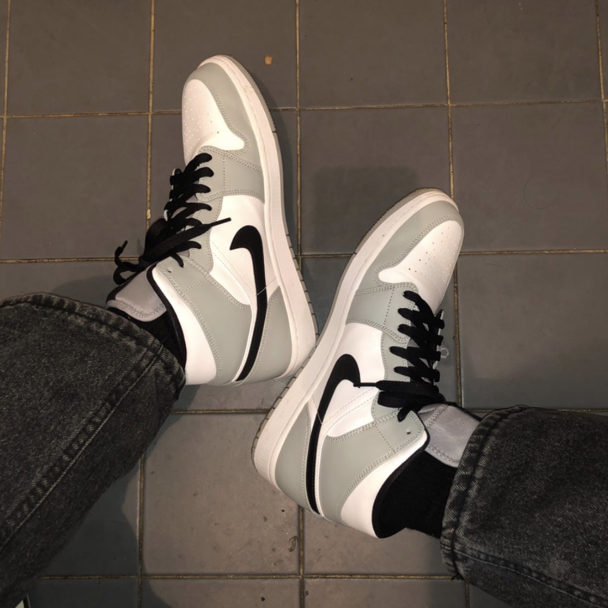 Jordan 1 Mid Light Smoke Grey 착용 스타일 - 4