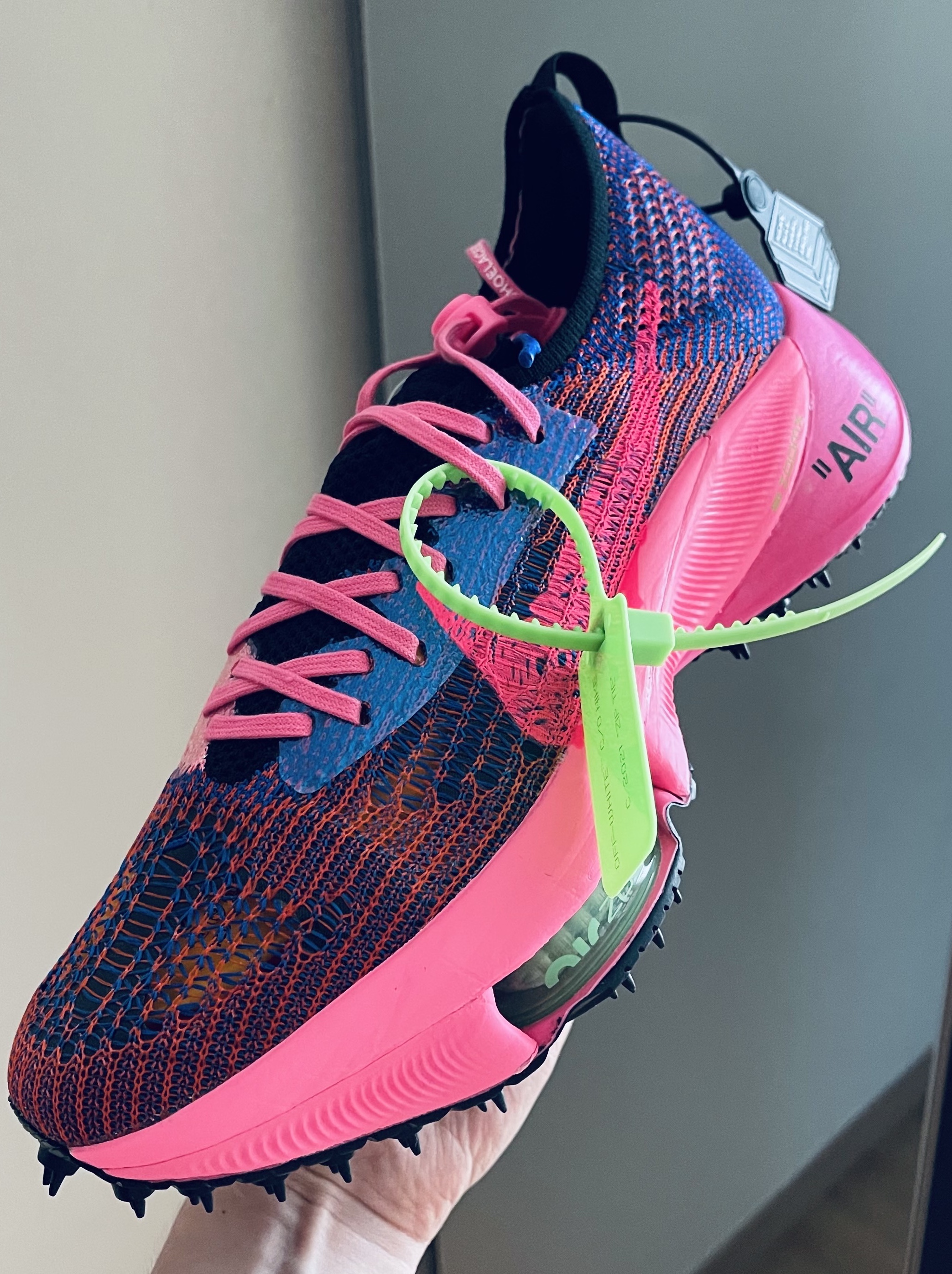 Nike x Off-White Air Zoom Tempo Next% Pink Glow 착용 스타일 - 2
