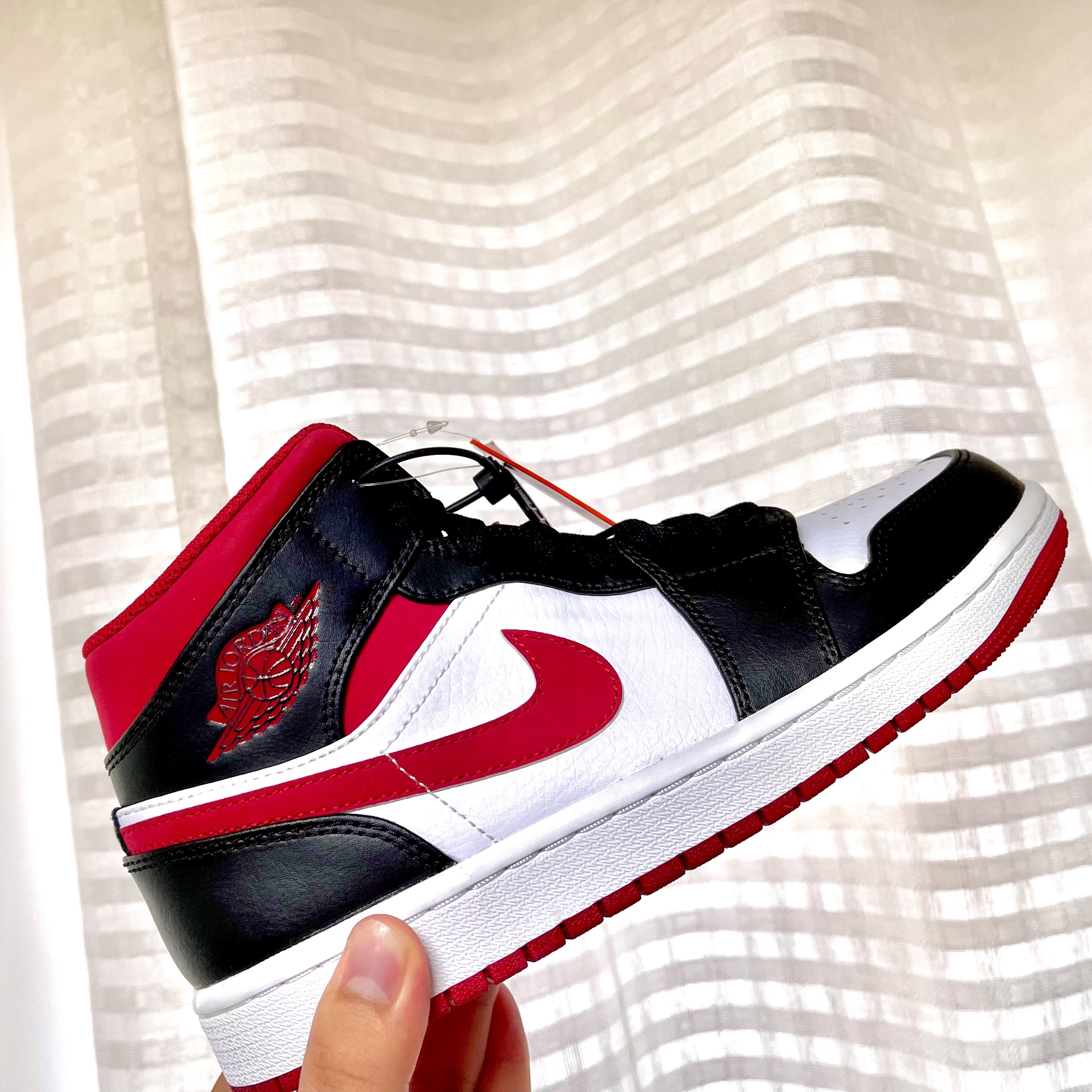 Jordan 1 Mid Gym Red Black White 착용 스타일