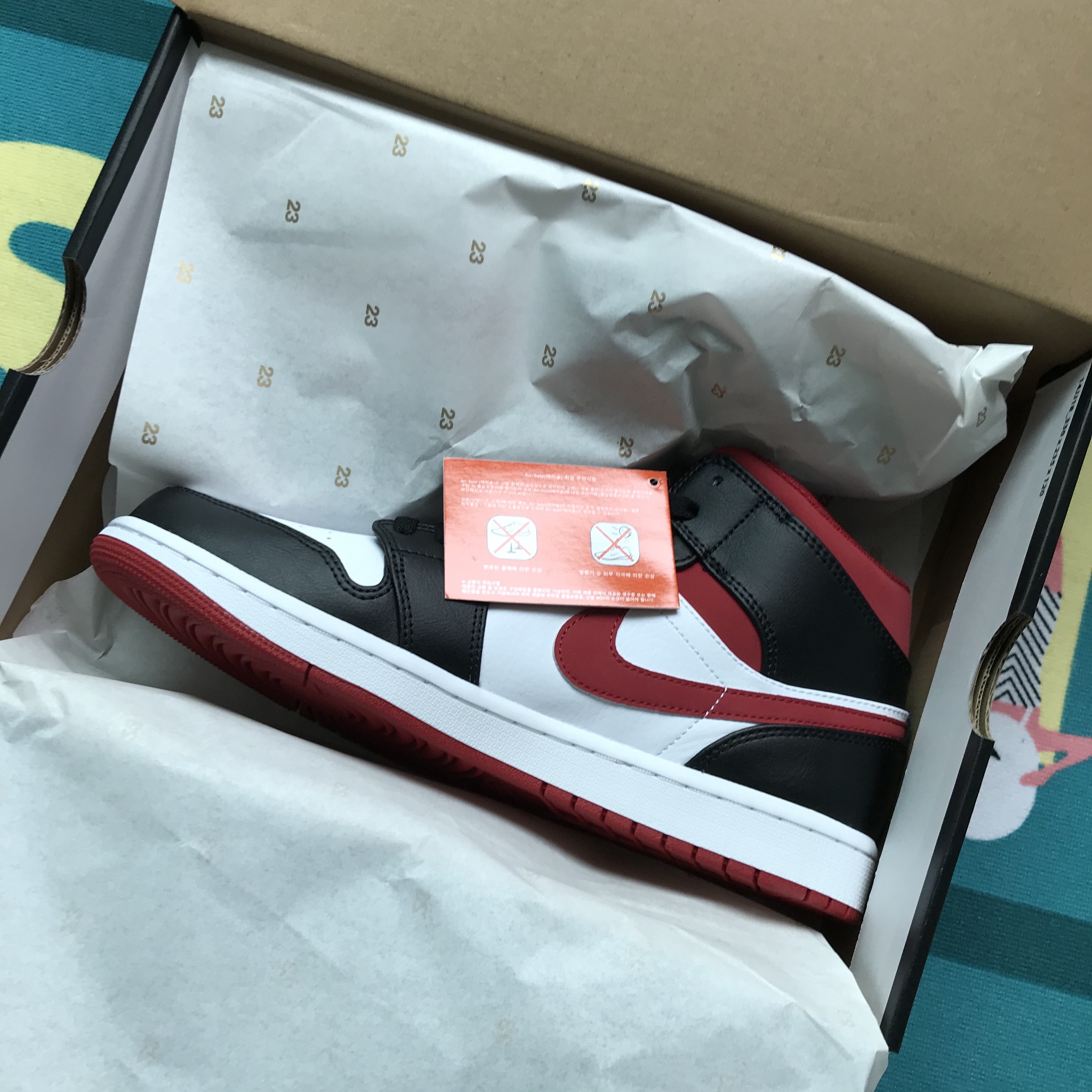 Jordan 1 Mid Gym Red Black White 착용 스타일 - 1