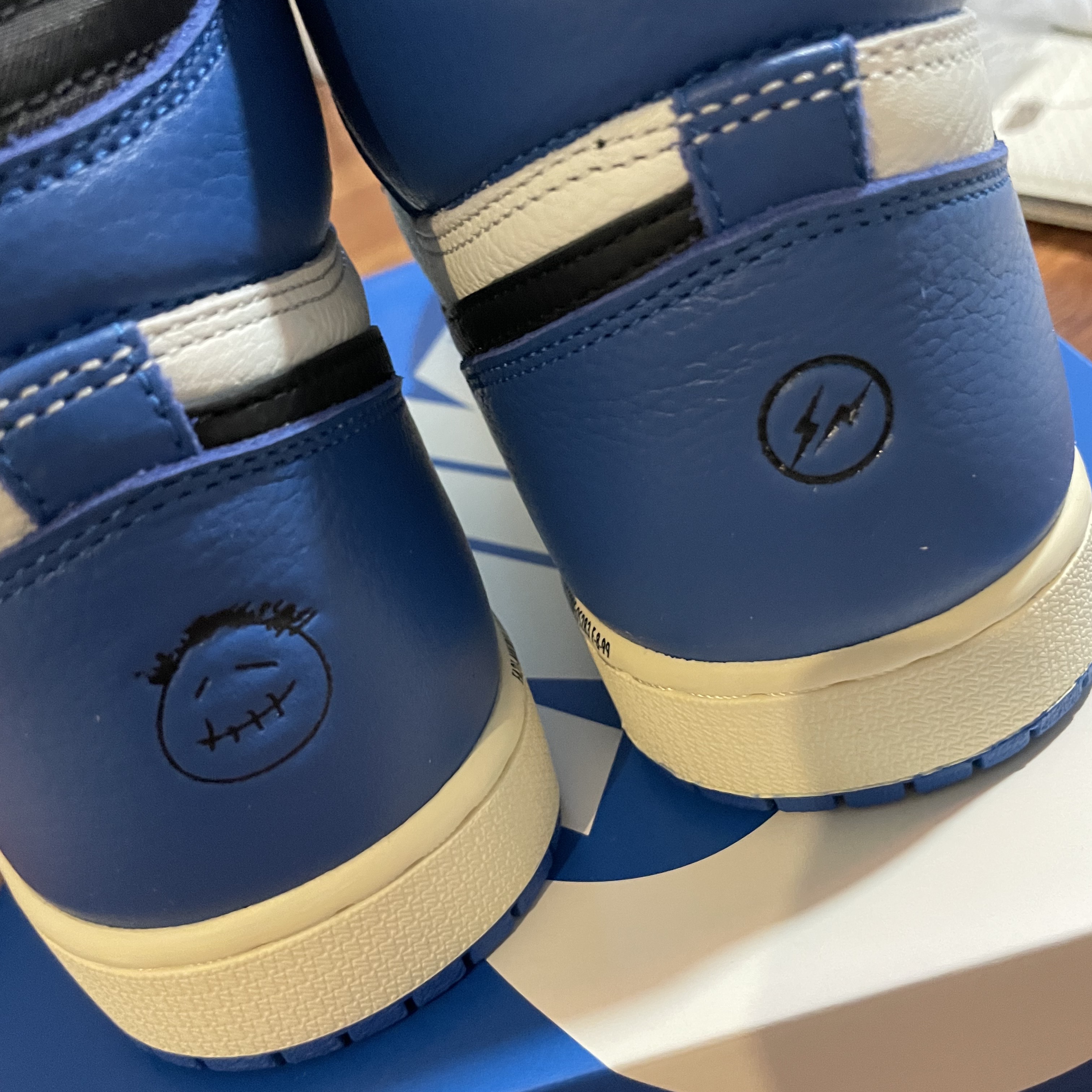 Jordan 1 x Travis Scott x Fragment Retro High OG SP Military Blue 착용 스타일 - 3