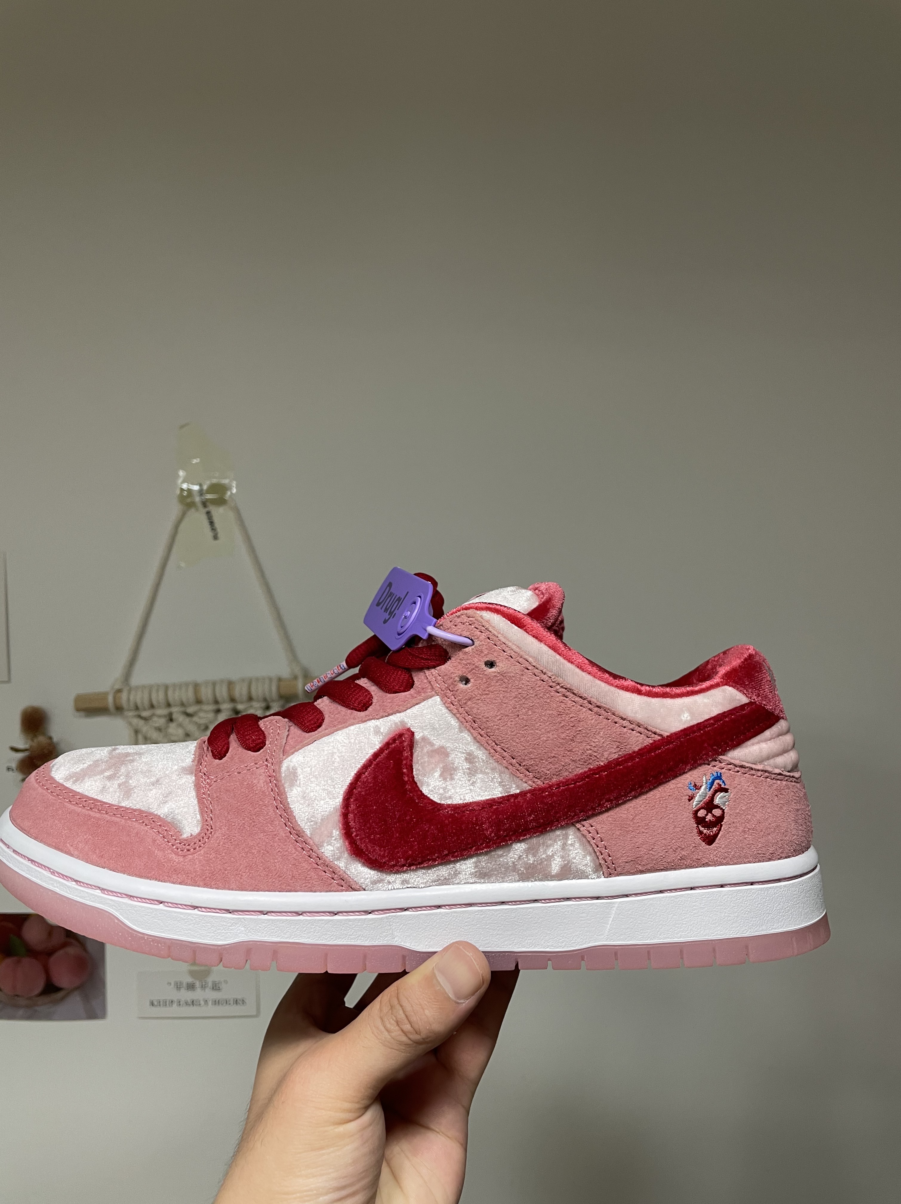 Nike x StrangeLove SB Dunk Low Pink (Regular Box) 착용 스타일 - 2
