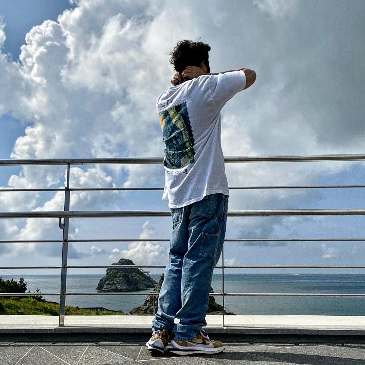 Nike x Sacai VaporWaffle Sesame and Blue Void, Stussy Midnight Insanity T-Shirt White 착용 스타일 - 1