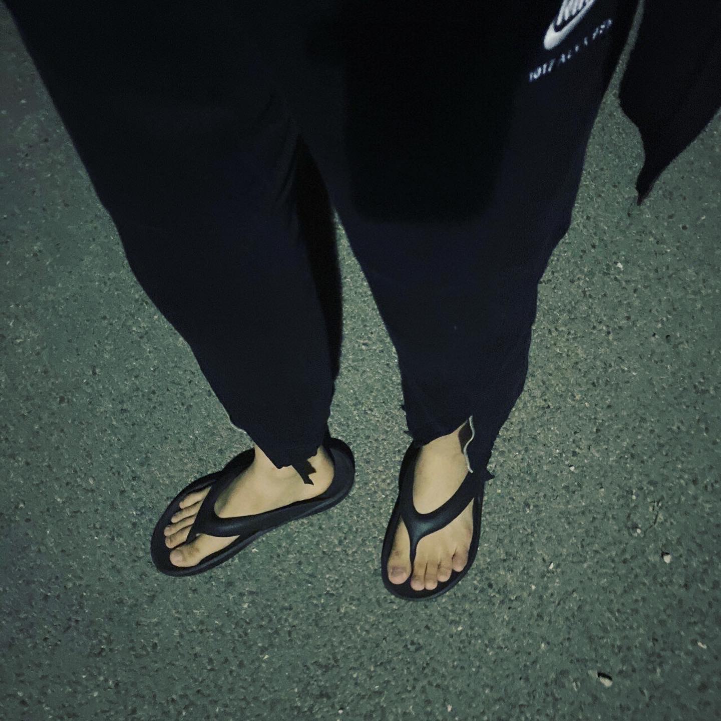 New Balance x Taw&Toe Flip Flop Black 착용 스타일 - 2