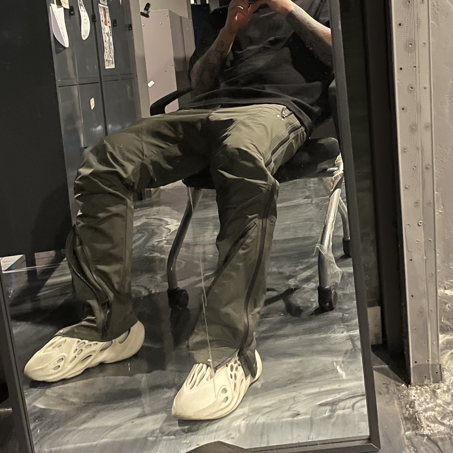Adidas Yeezy Foam RNNR Sand 착용 스타일