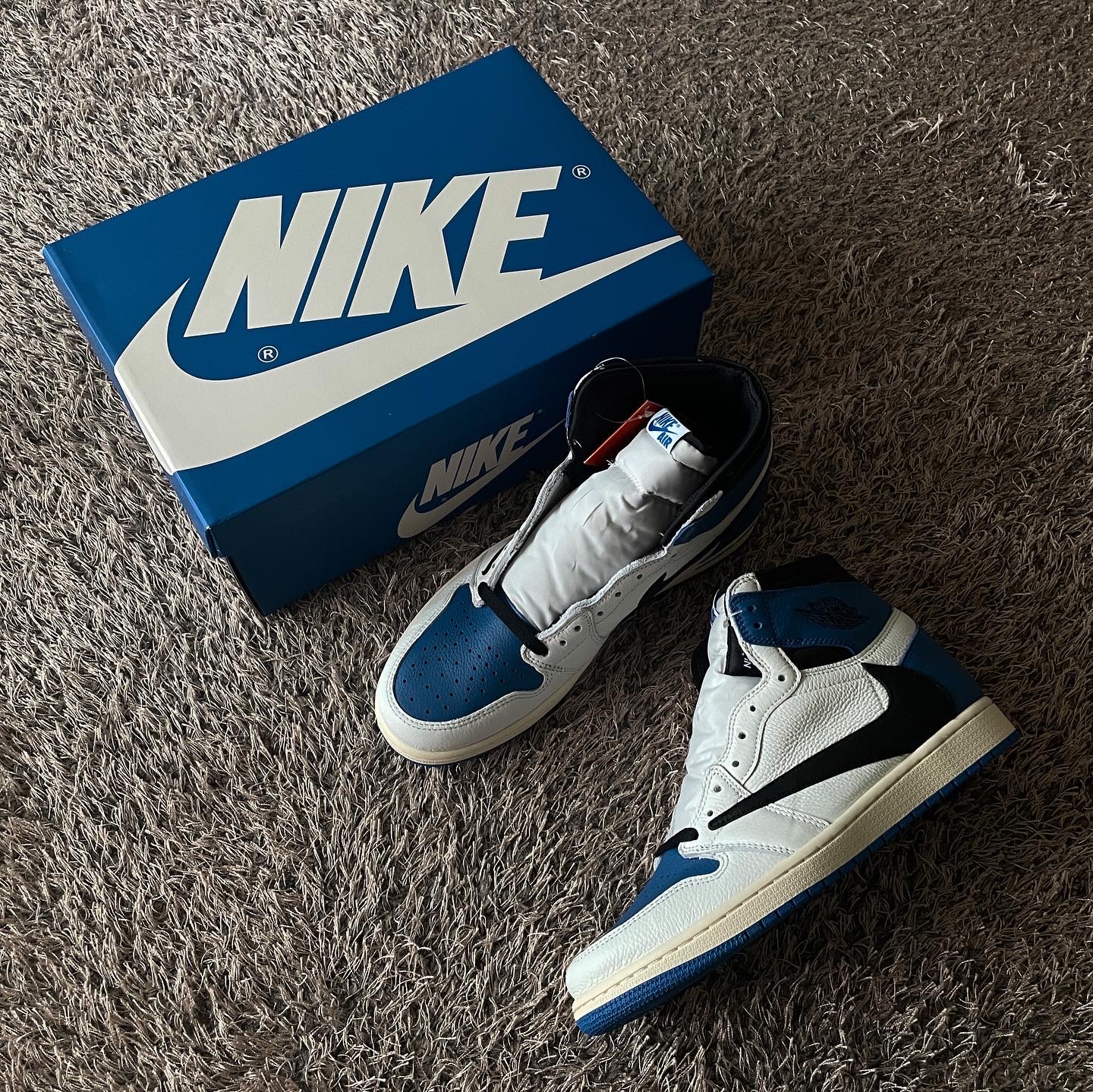 Jordan 1 x Travis Scott x Fragment Retro High OG SP Military Blue 착용 스타일 - 3