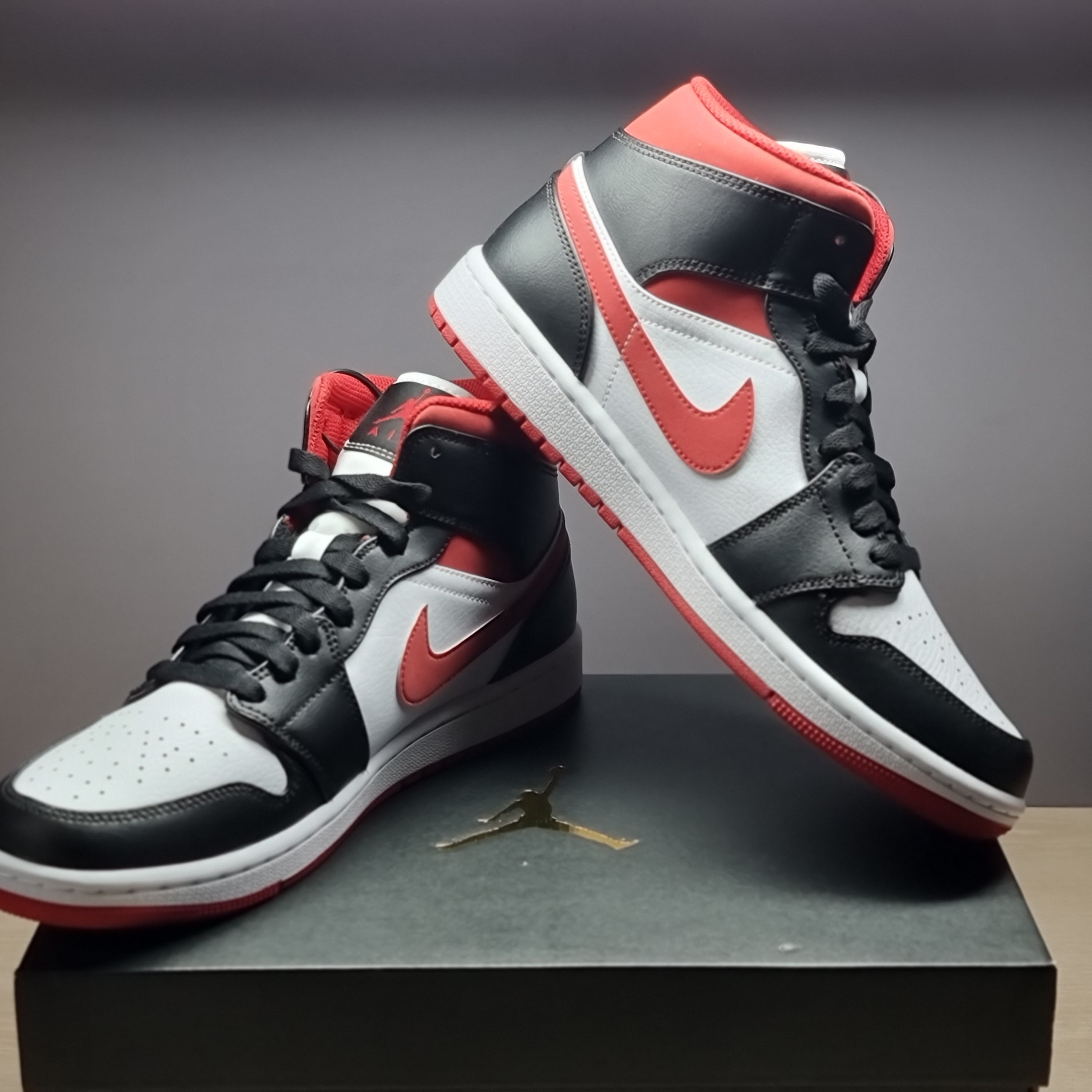 Jordan 1 Mid Gym Red Black White 착용 스타일