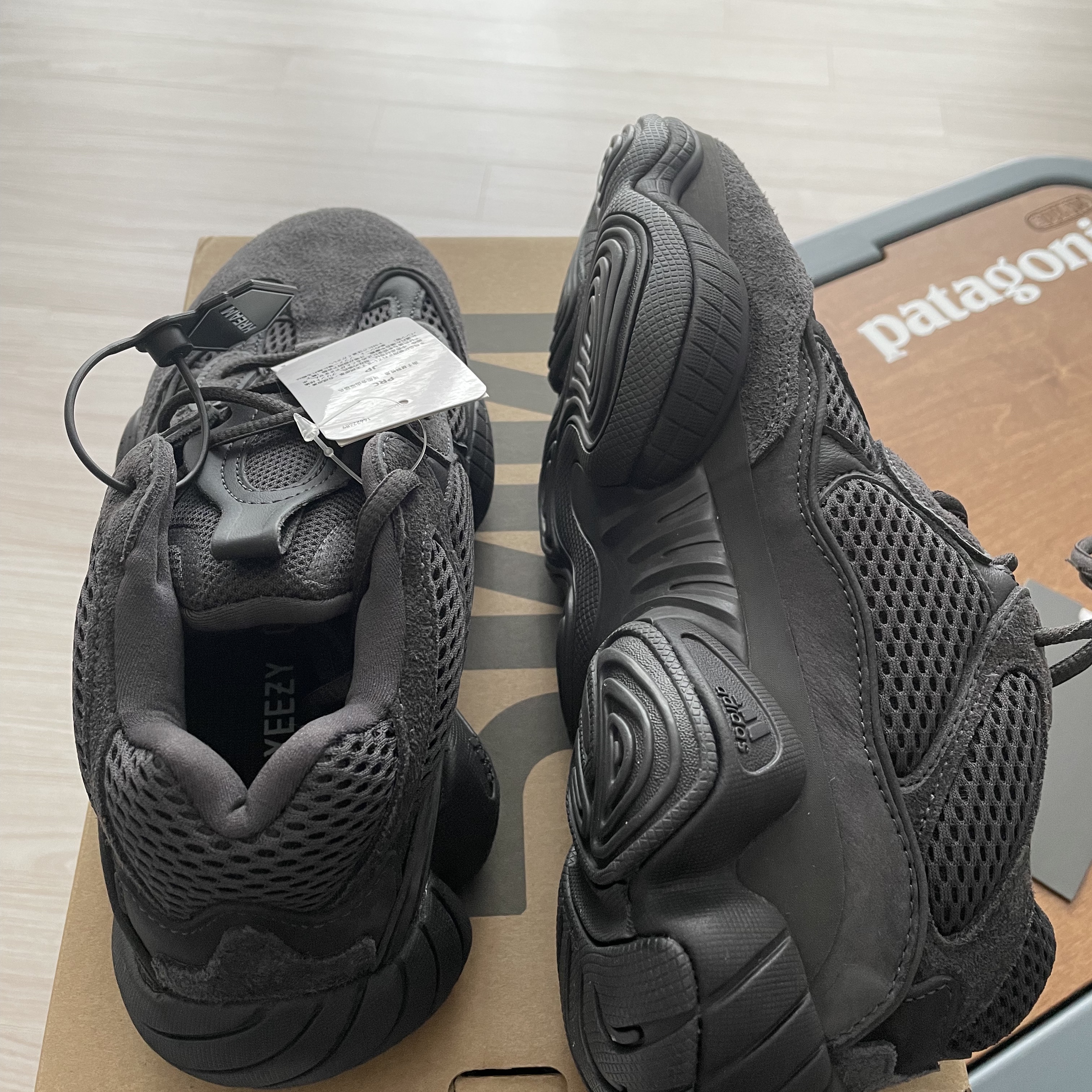 Adidas Yeezy 500 Utility Black 2018/2020 착용 스타일 - 1