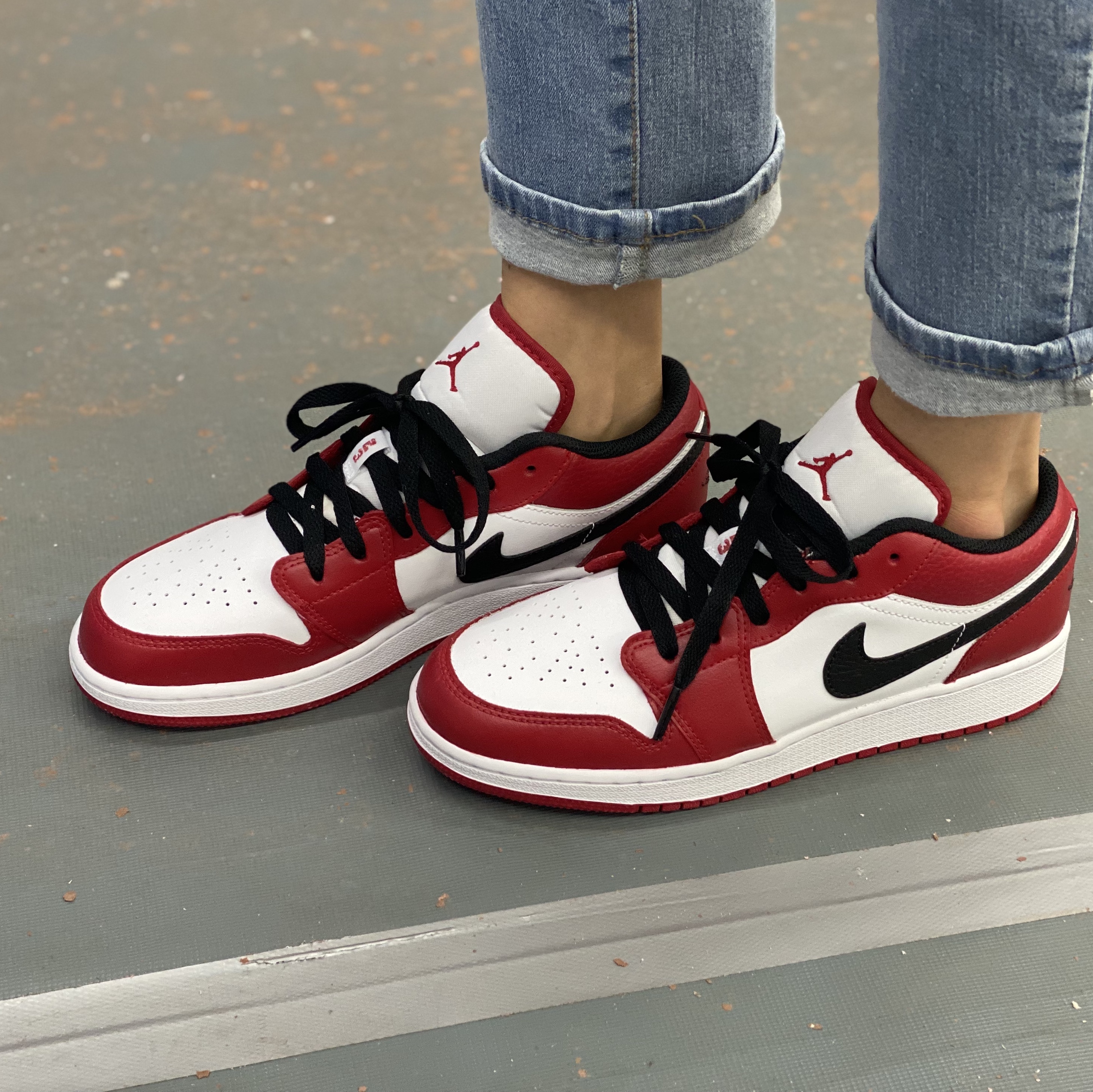 Jordan 1 Retro High OG Chicago 2015, Jordan 1 Low White Red Black 착용 스타일 - 5