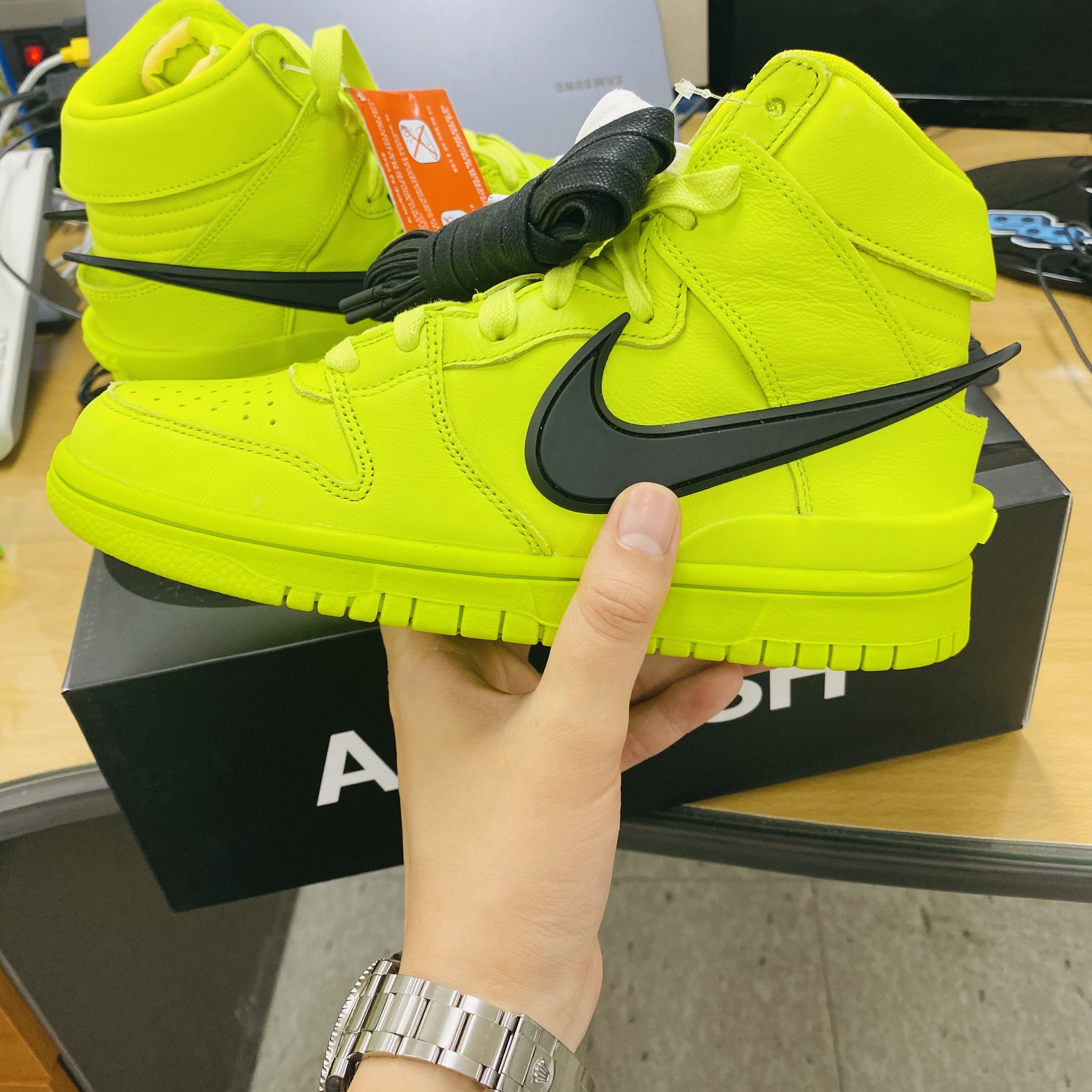 Nike x Ambush Dunk High Flash Lime 착용 스타일