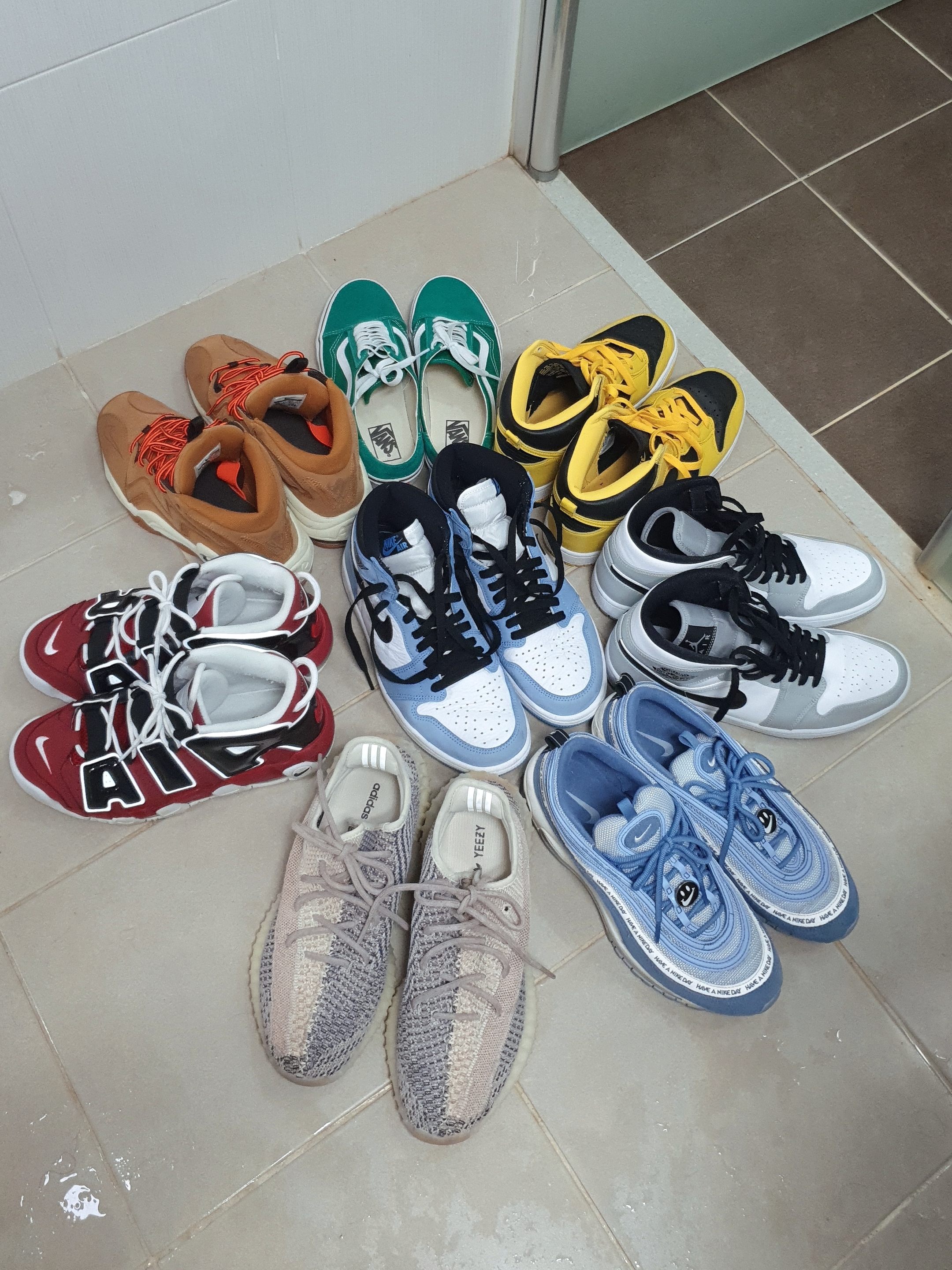 Jordan 1 Retro High OG University Blue, Jordan 1 Mid Light Smoke Grey 착용 스타일