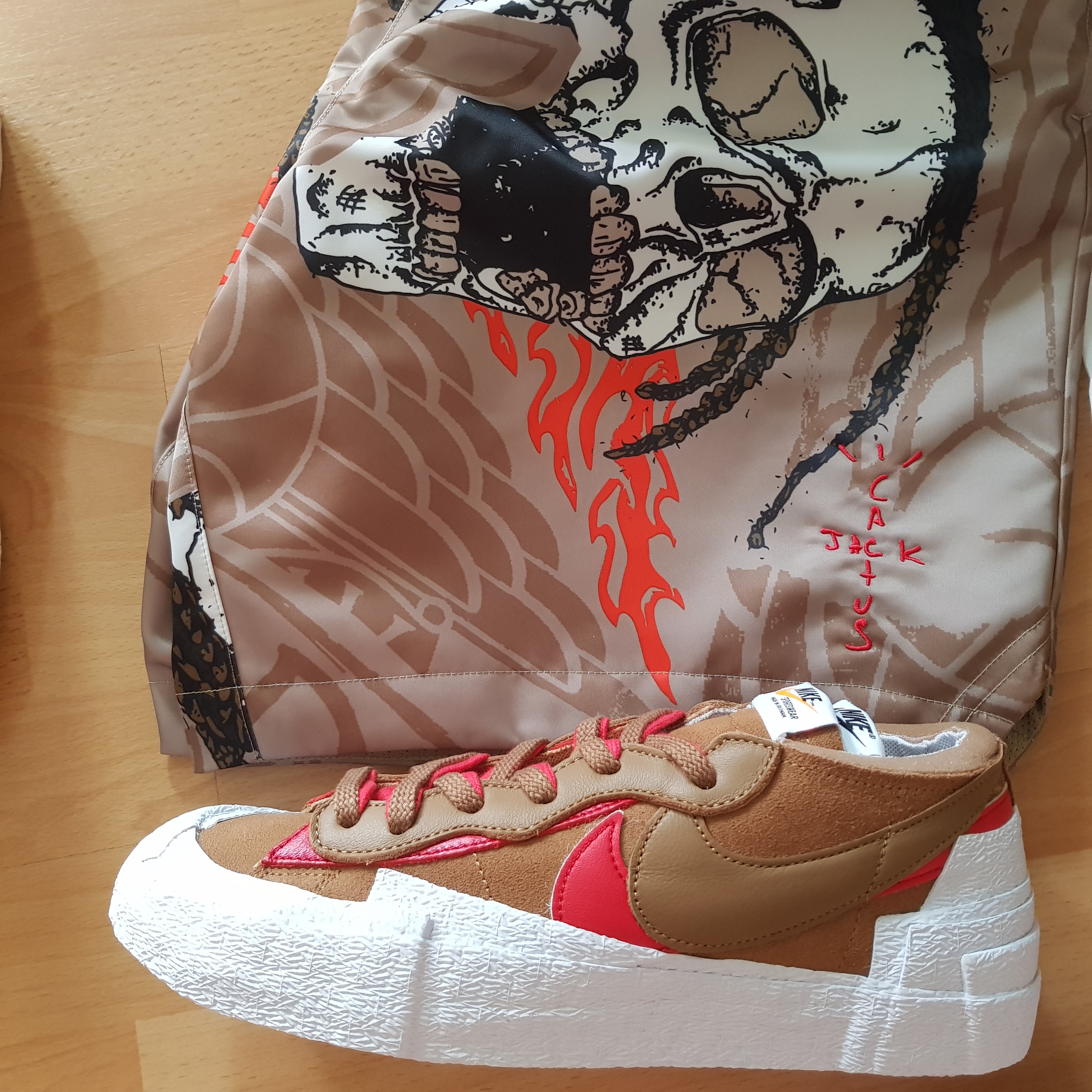 Nike x Sacai Blazer Low British Tan, Jordan x Travis Scott Pool Shorts - Asia 착용 스타일 - 2