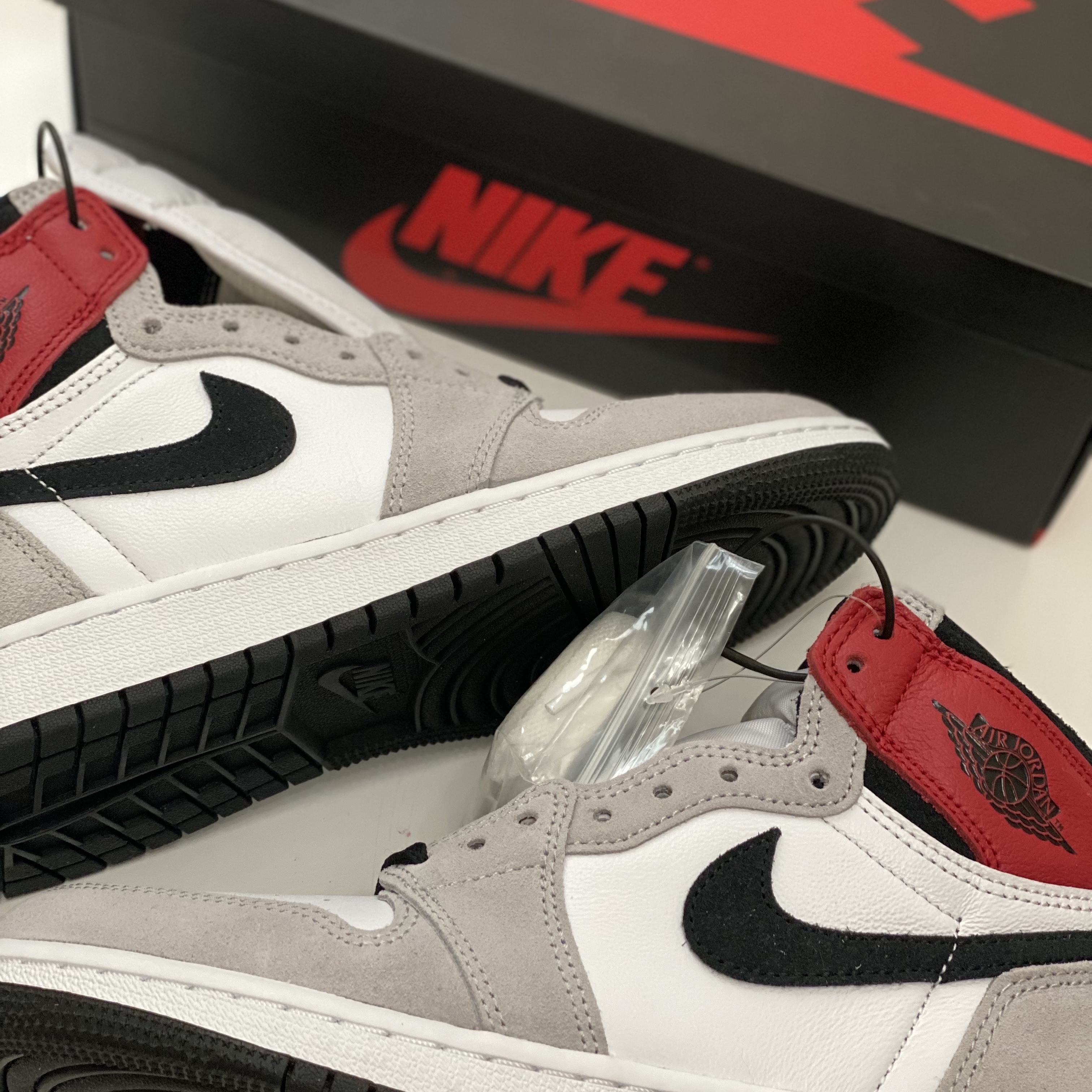 Jordan 1 Retro High OG Light Smoke Grey, (GS) Jordan 1 Retro High OG Light Smoke Grey 착용 스타일