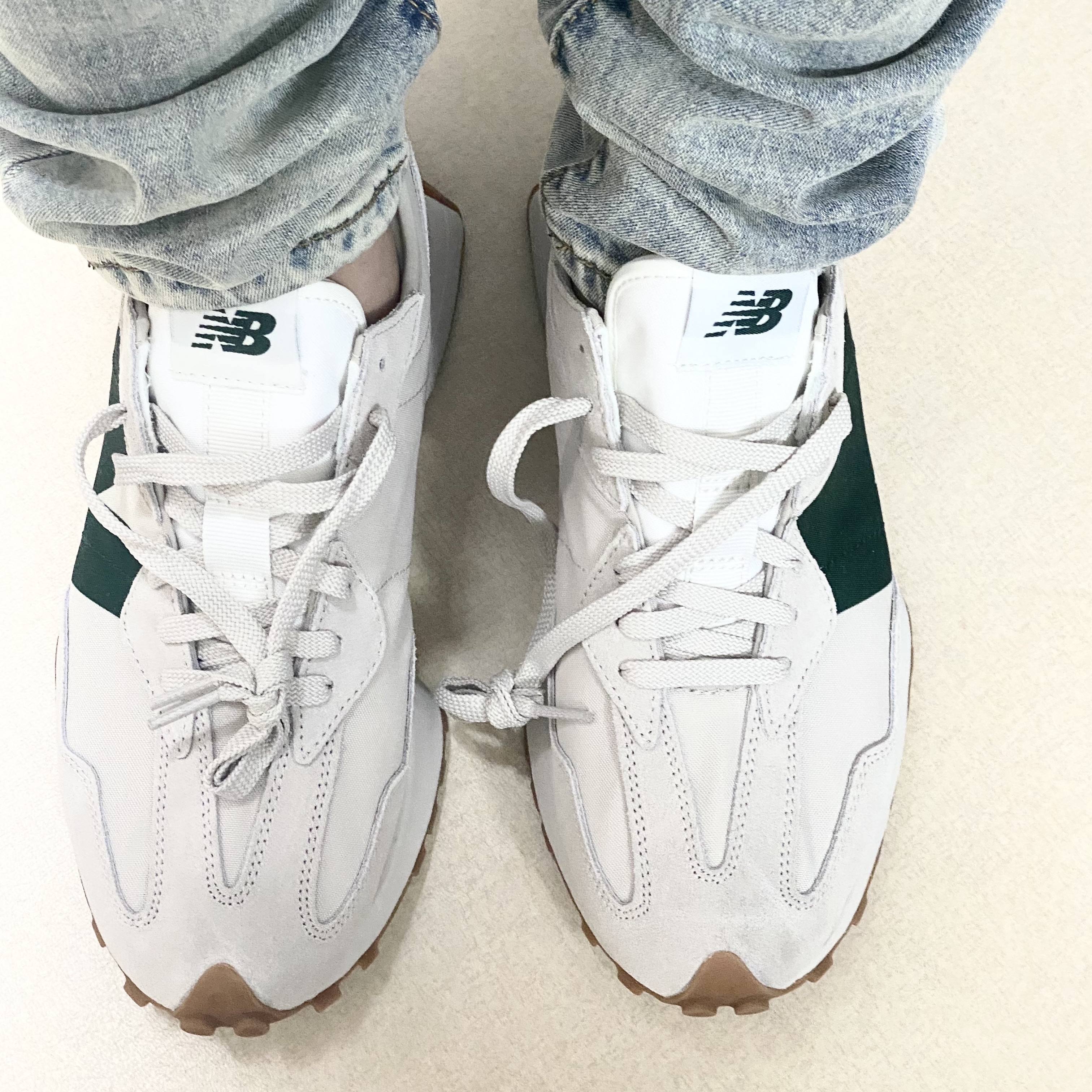 New Balance 327 Timberwolf 착용 스타일 - 1