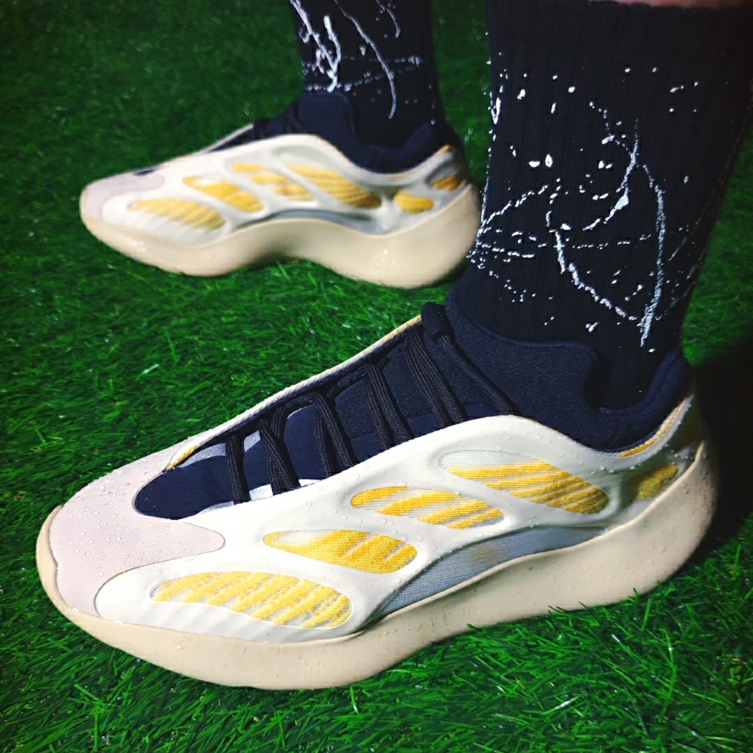Adidas Yeezy 700 V3 Safflower 착용 스타일 - 4