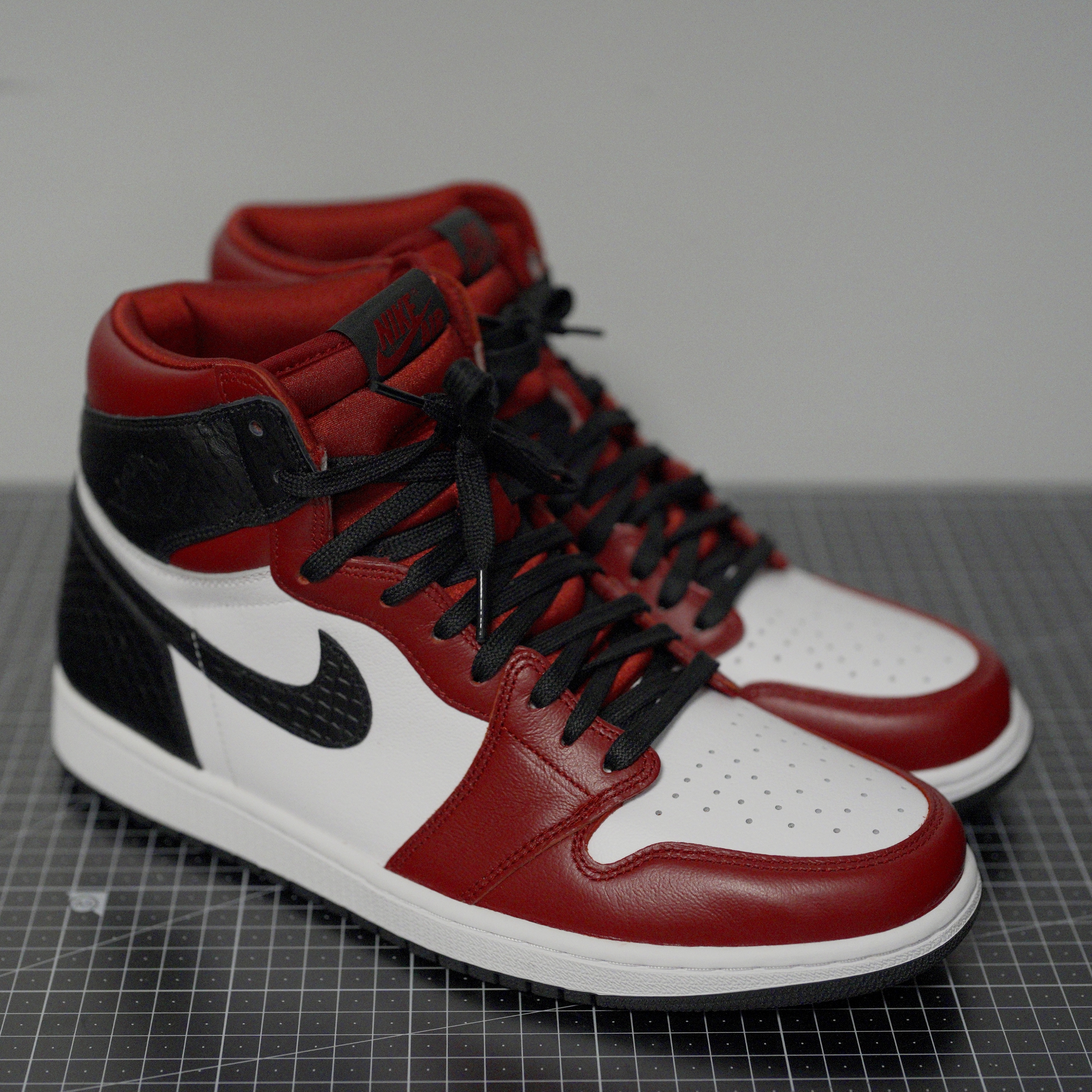 (W) Jordan 1 Retro High Satin Red 착용 스타일