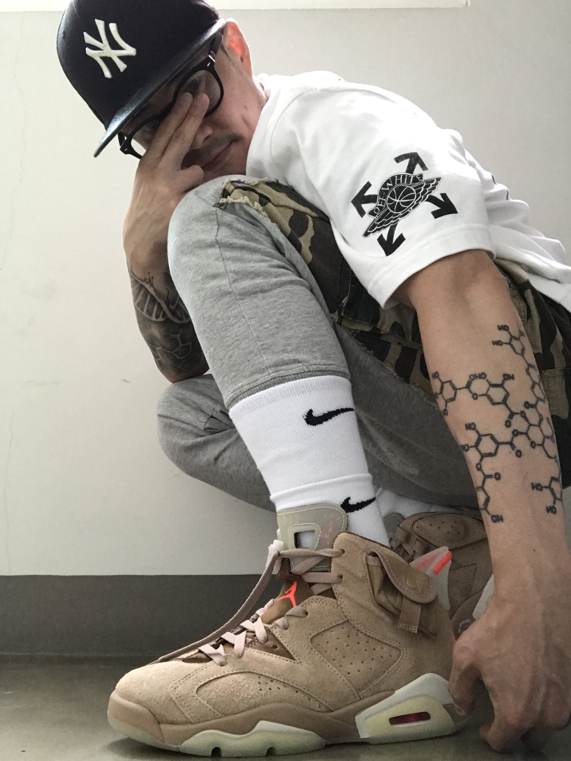 Jordan 6 x Travis Scott Retro SP British Khaki, Jordan x Off-White S/S T-Shirt White - Asia 착용 스타일