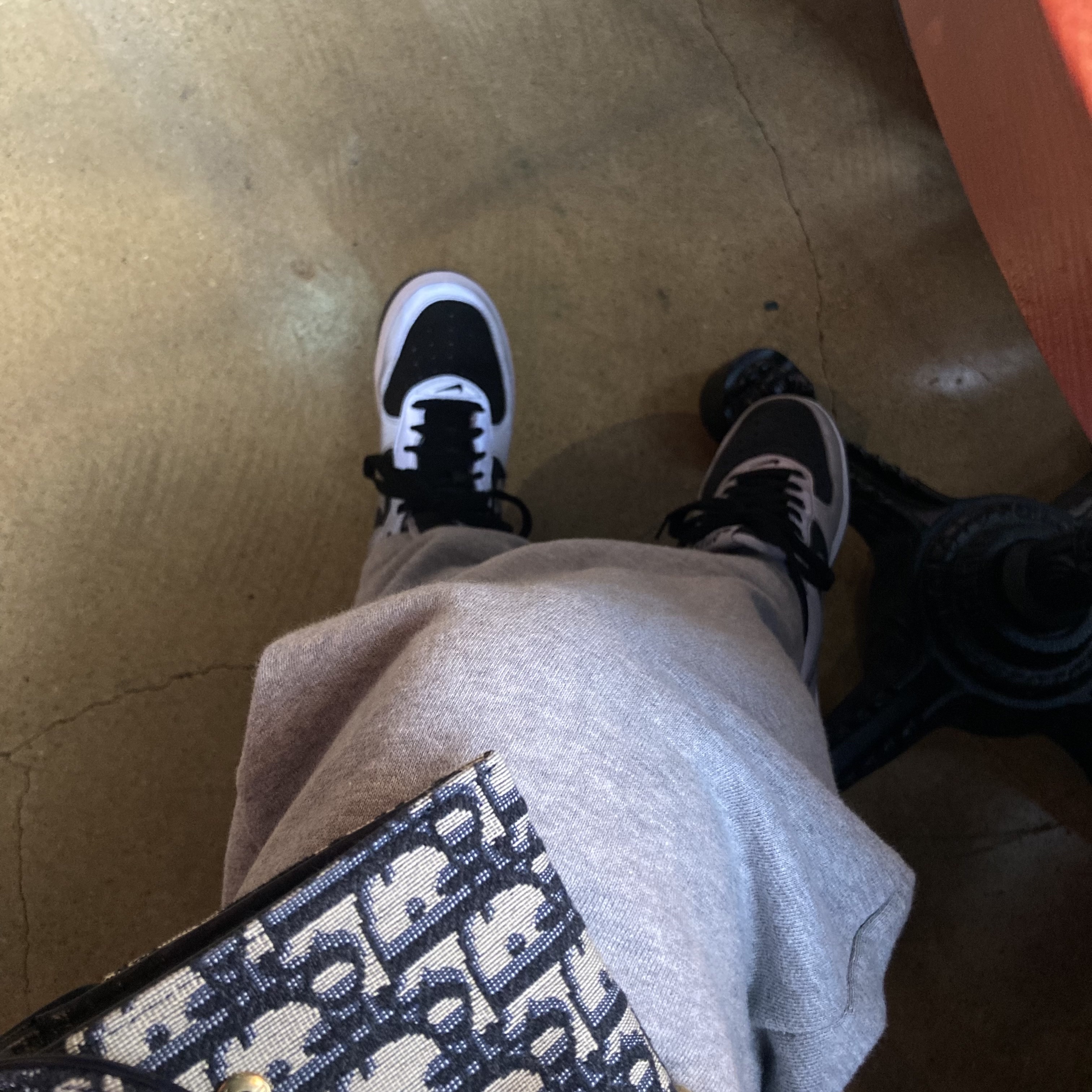 Nike Air Force 1 B Silver Snake 착용 스타일