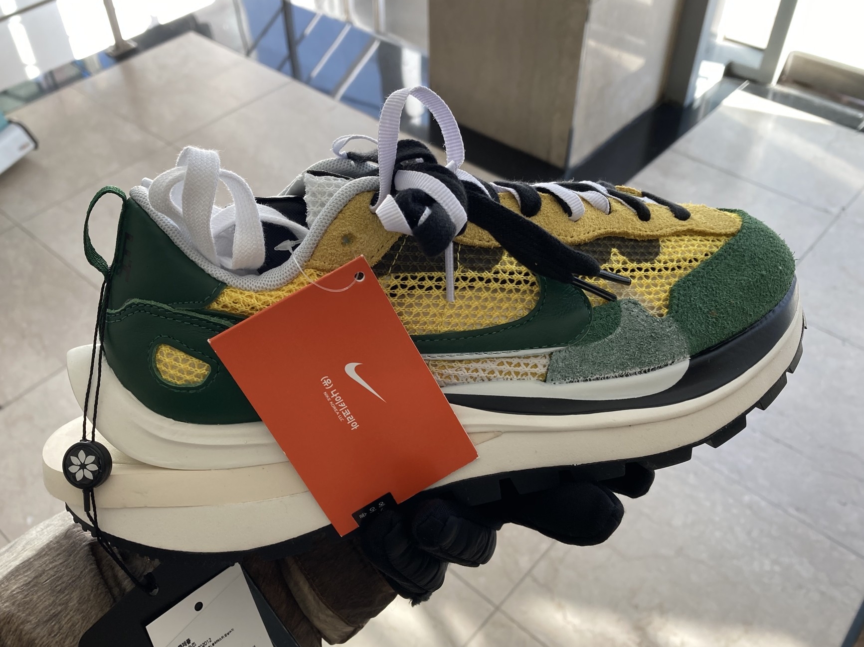 Nike x Sacai VaporWaffle Tour Yellow & Gorge Green Sail 착용 스타일