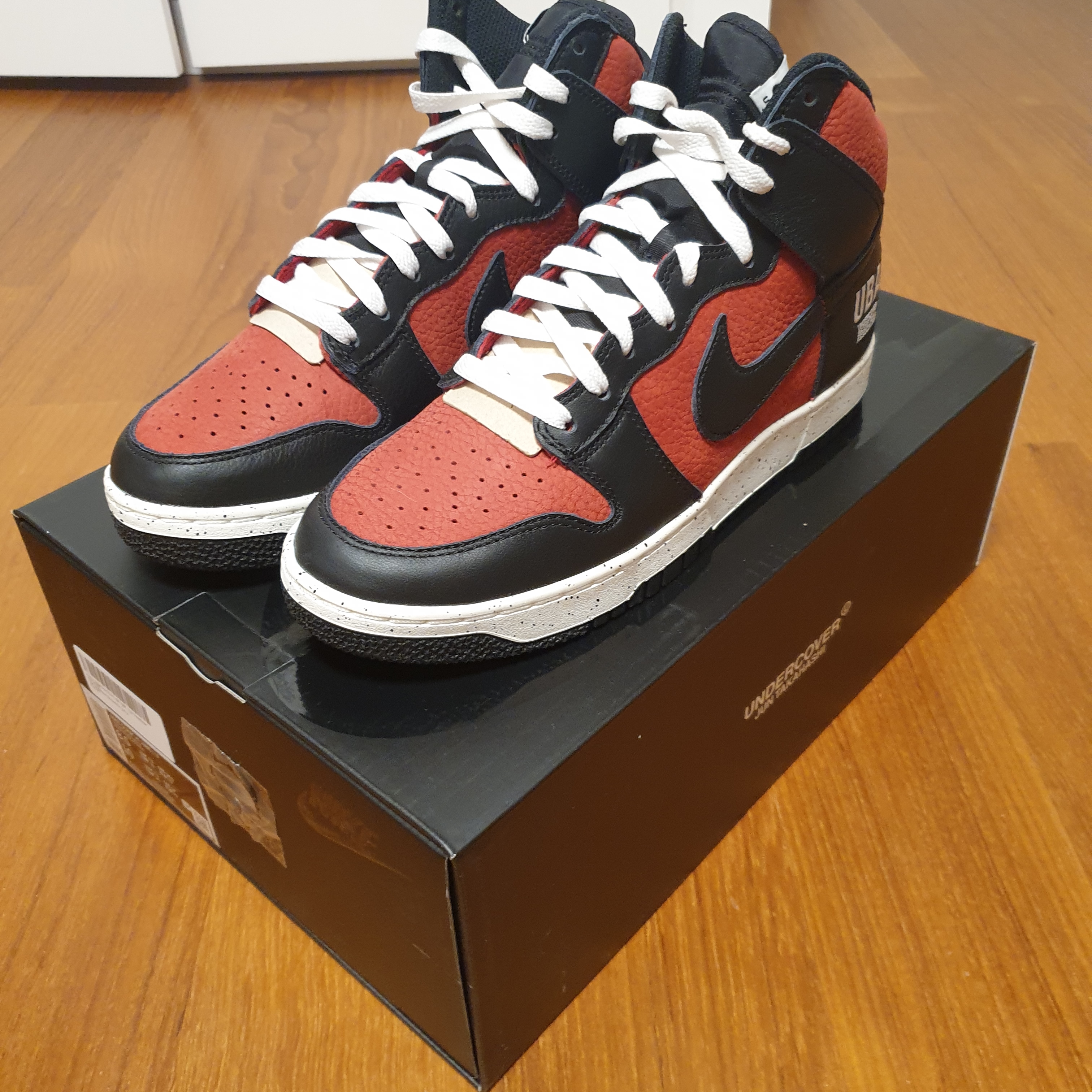 Nike x Undercover Dunk High 1985 Gym Red 착용 스타일 - 3