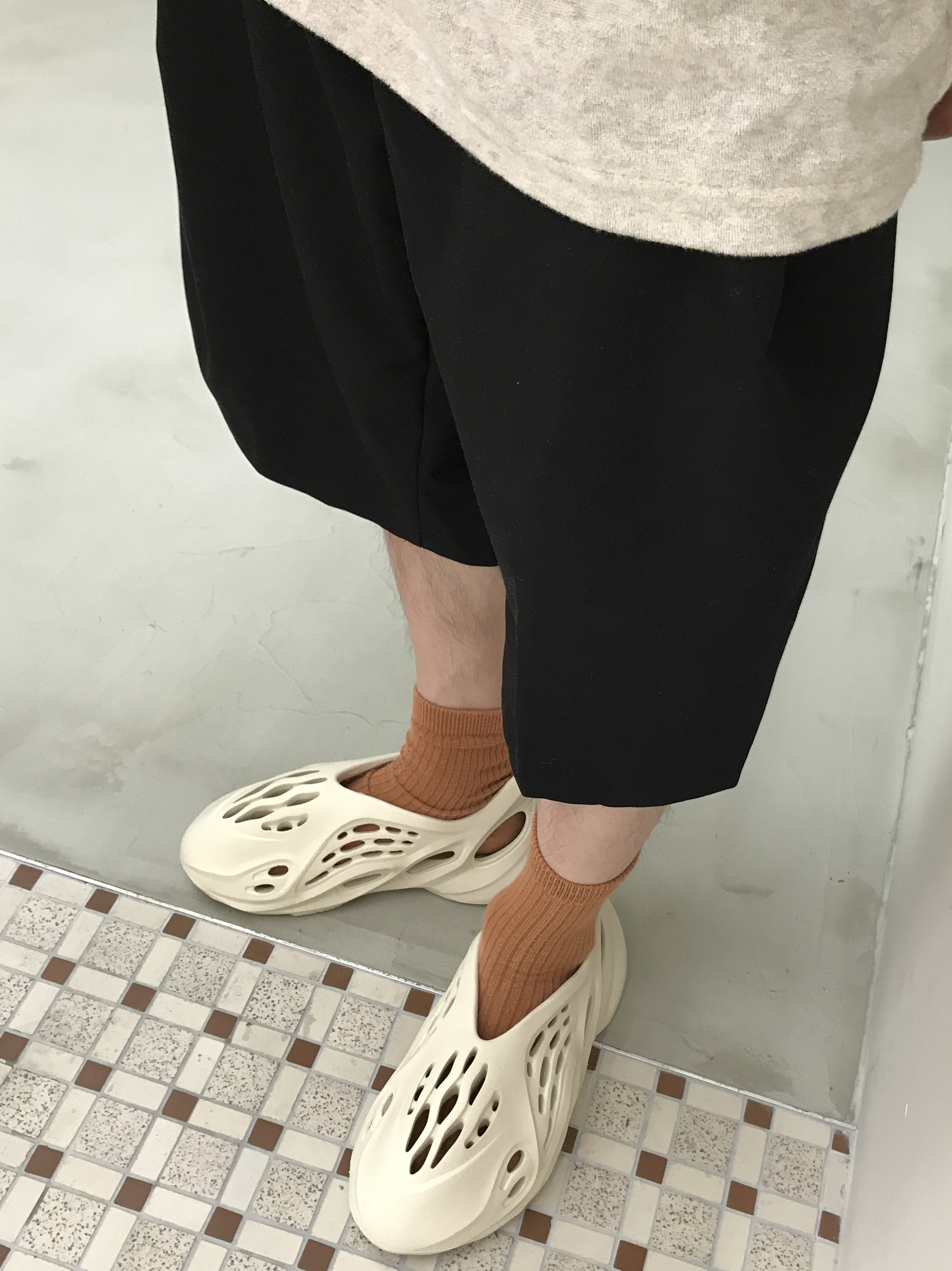 Adidas Yeezy Foam RNNR Sand 착용 스타일 - 2
