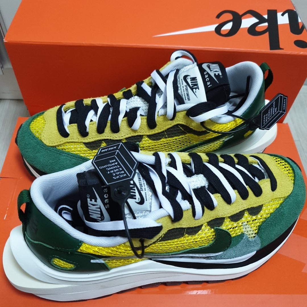 Nike x Sacai VaporWaffle Tour Yellow & Gorge Green Sail 착용 스타일 - 1