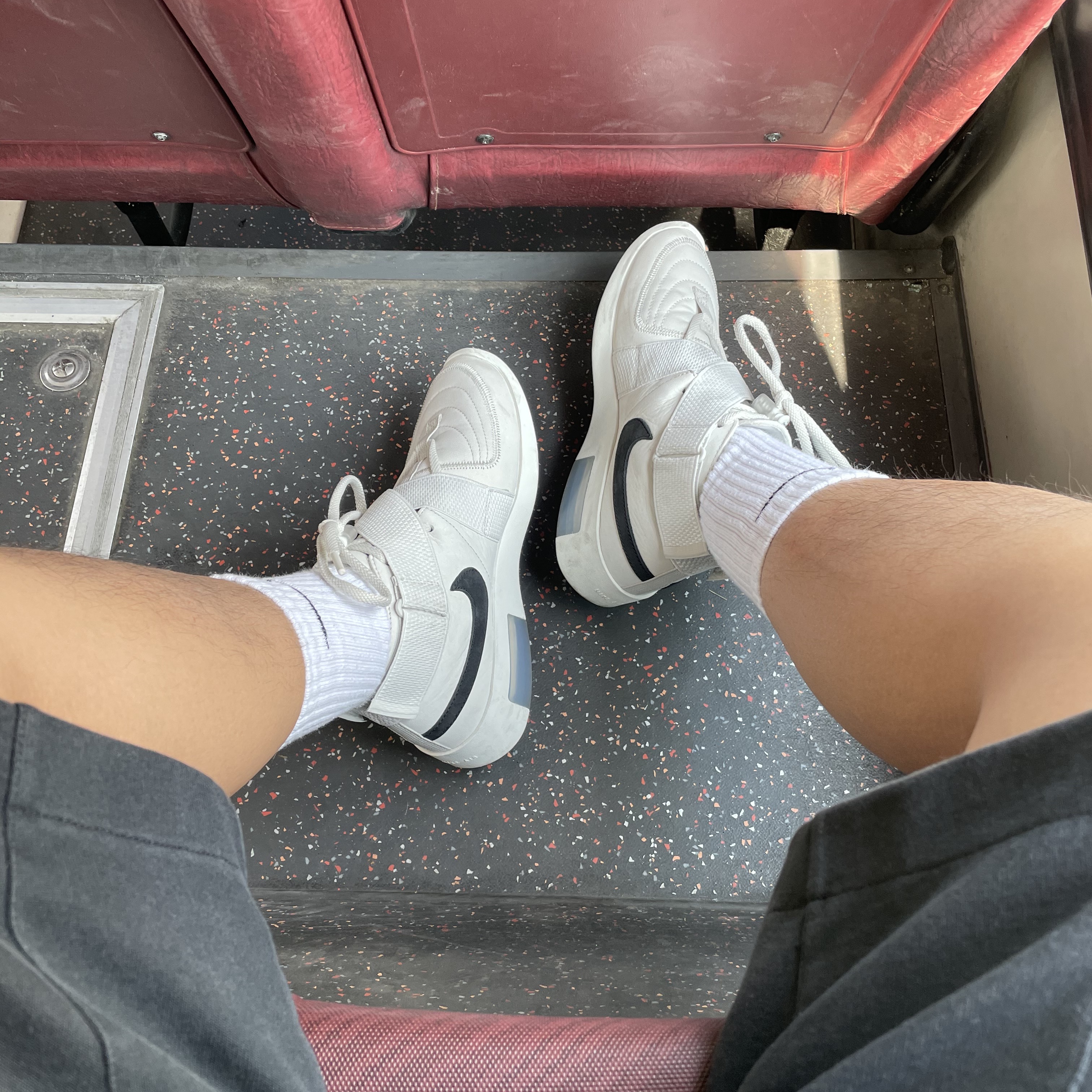 Nike x Fear of God Air Fear of God Raid Light Bone 착용 스타일 - 3