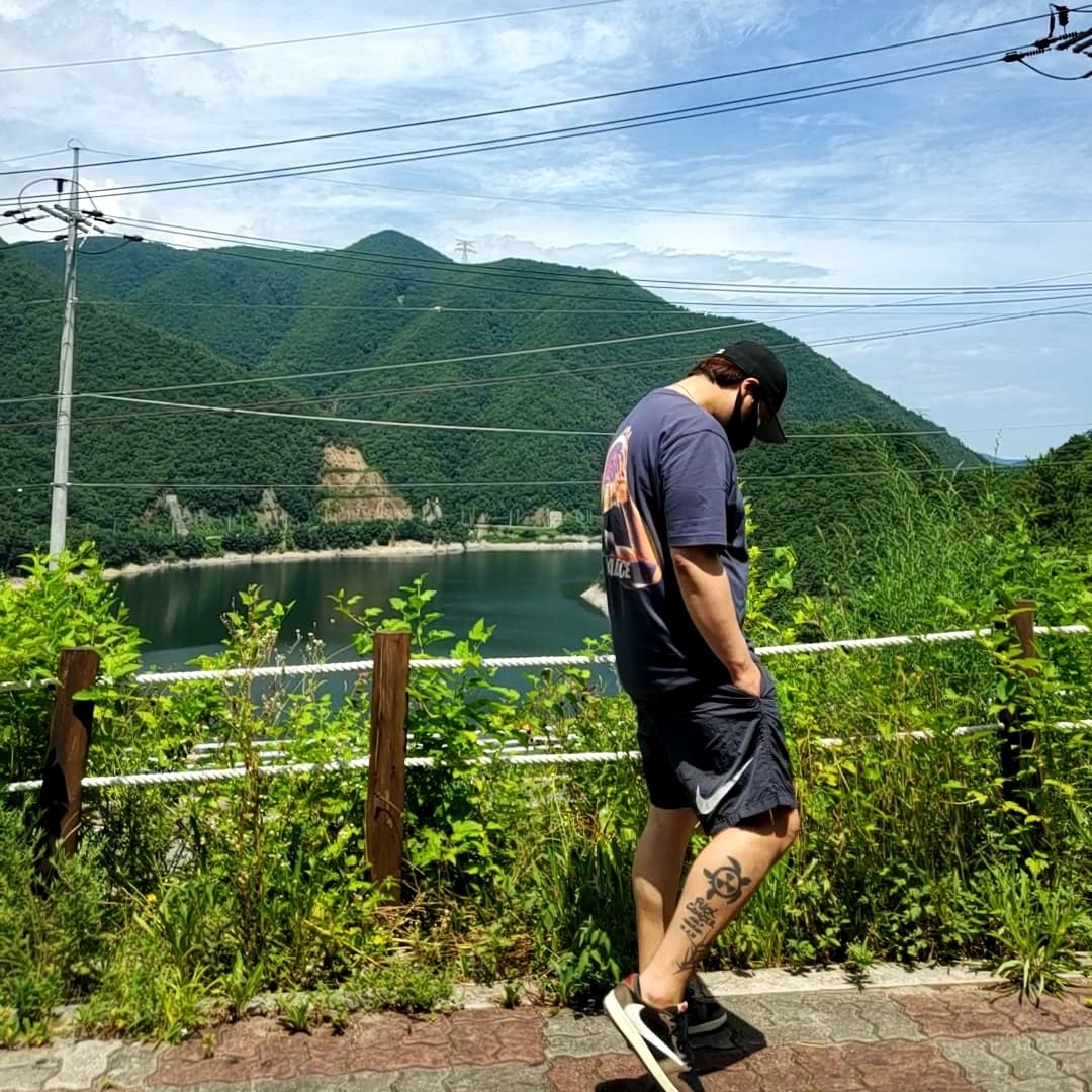 Jordan 1 x Travis Scott Retro Low OG SP Mocha, Palace Tri-Gaine T-Shirt Navy - 20SS 착용 스타일 - 2