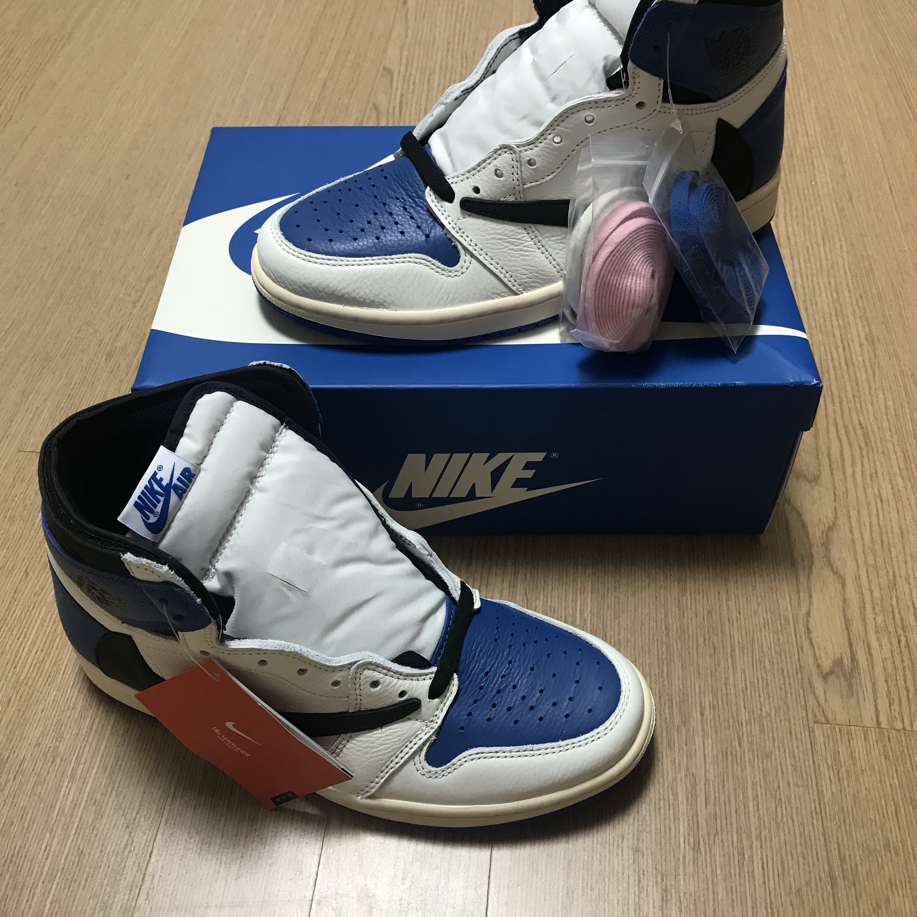 Jordan 1 x Travis Scott x Fragment Retro High OG SP Military Blue, Jordan 1 Low OG Neutral Grey 착용 스타일 - 3