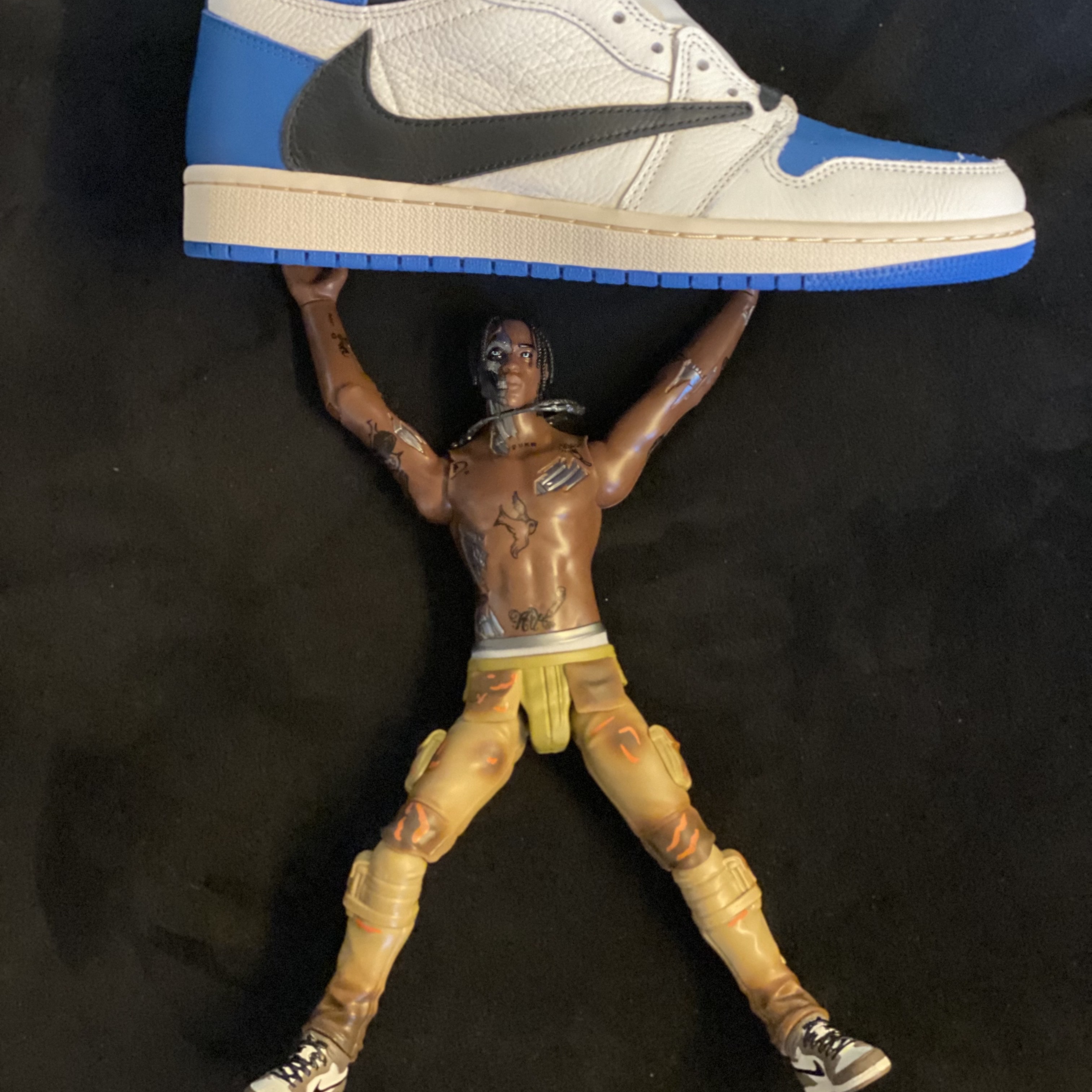 Jordan 1 x Travis Scott x Fragment Retro High OG SP Military Blue 착용 스타일 - 1