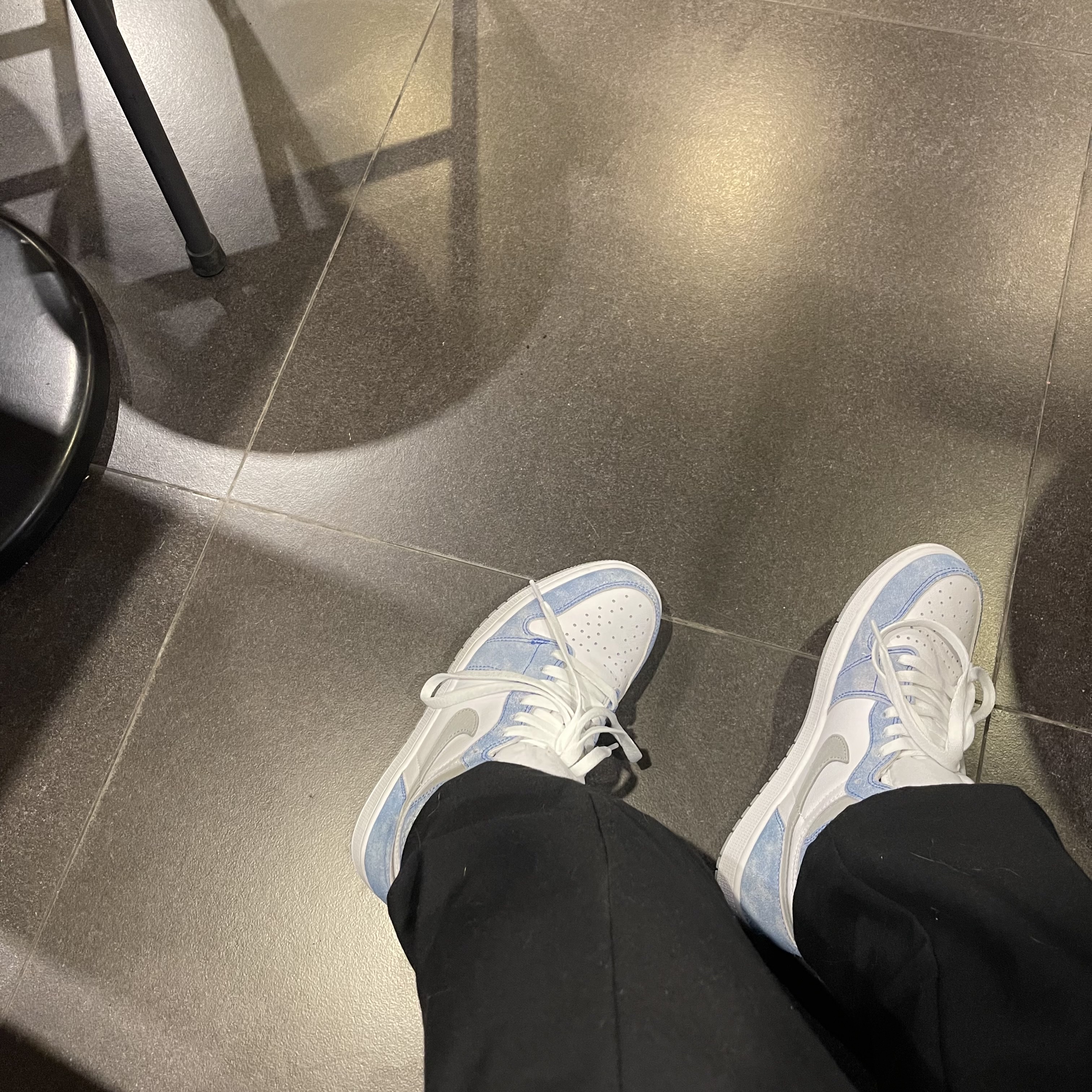 Jordan 1 Retro High OG Hyper Royal 착용 스타일