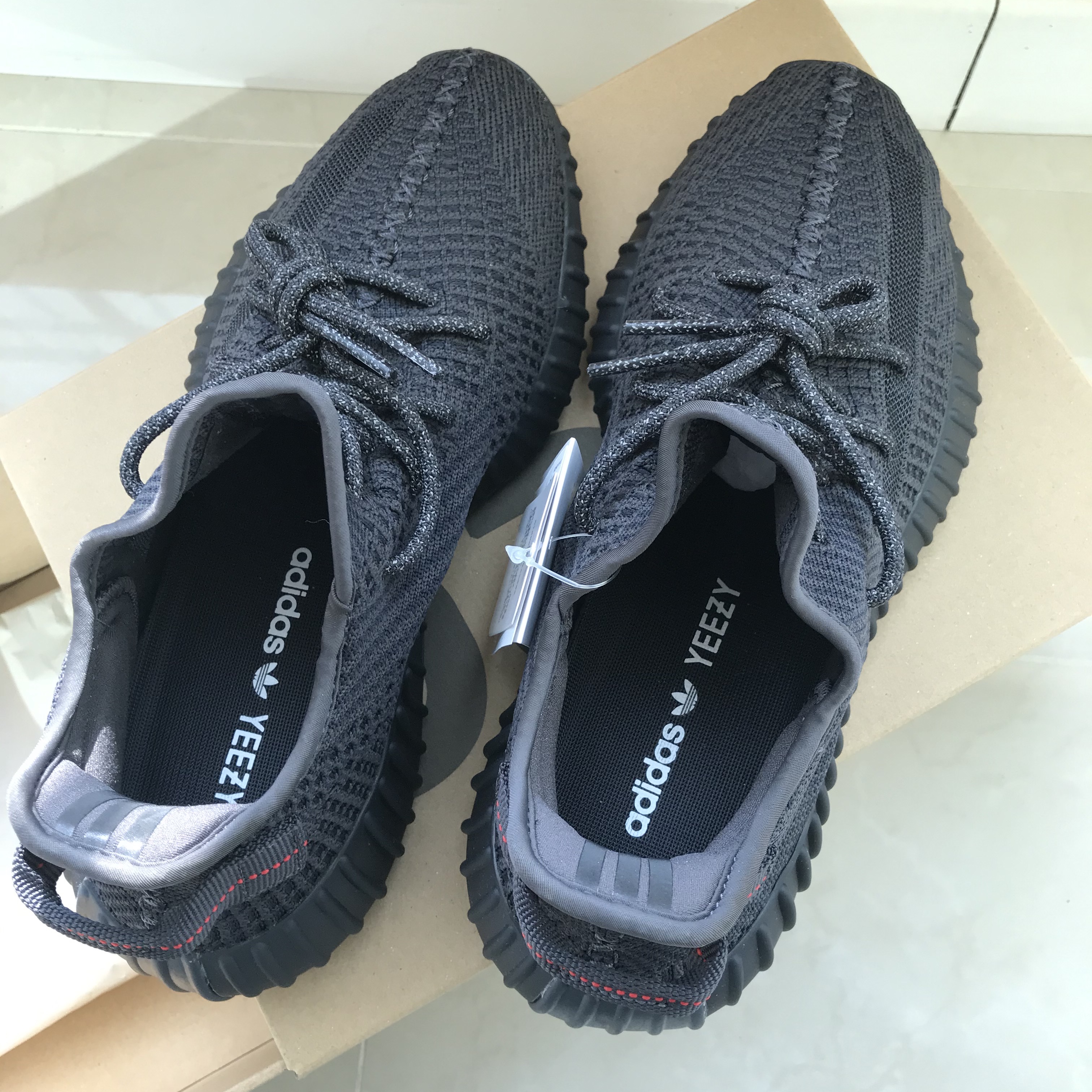 Adidas Yeezy Boost 350 V2 Black - Non-Reflective 착용 스타일 - 3