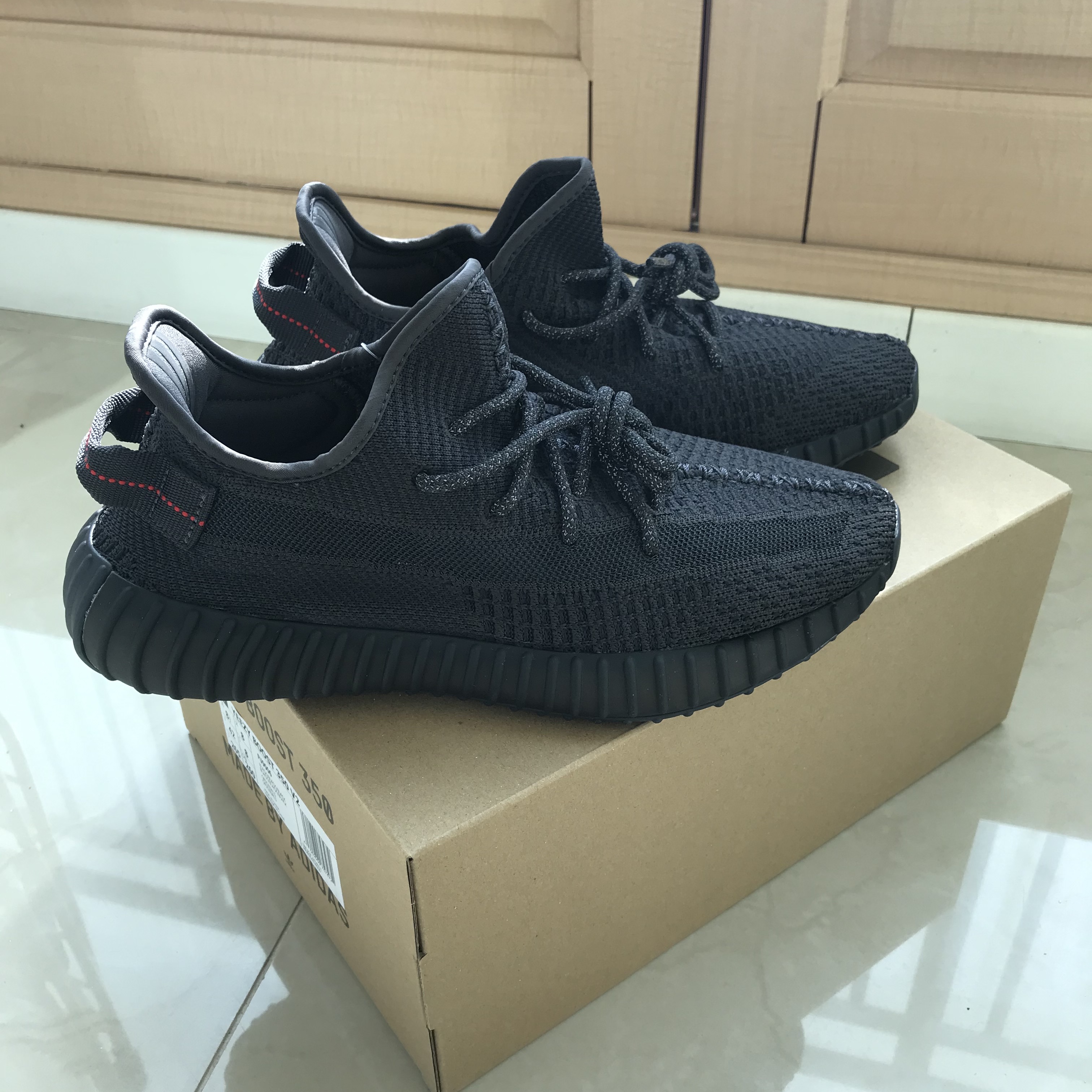 Adidas Yeezy Boost 350 V2 Black - Non-Reflective 착용 스타일 - 2