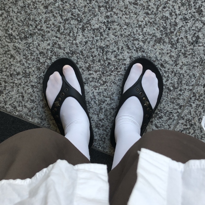 Oofos x Andersson Bell OOriginal Flip Flop Black 착용 스타일