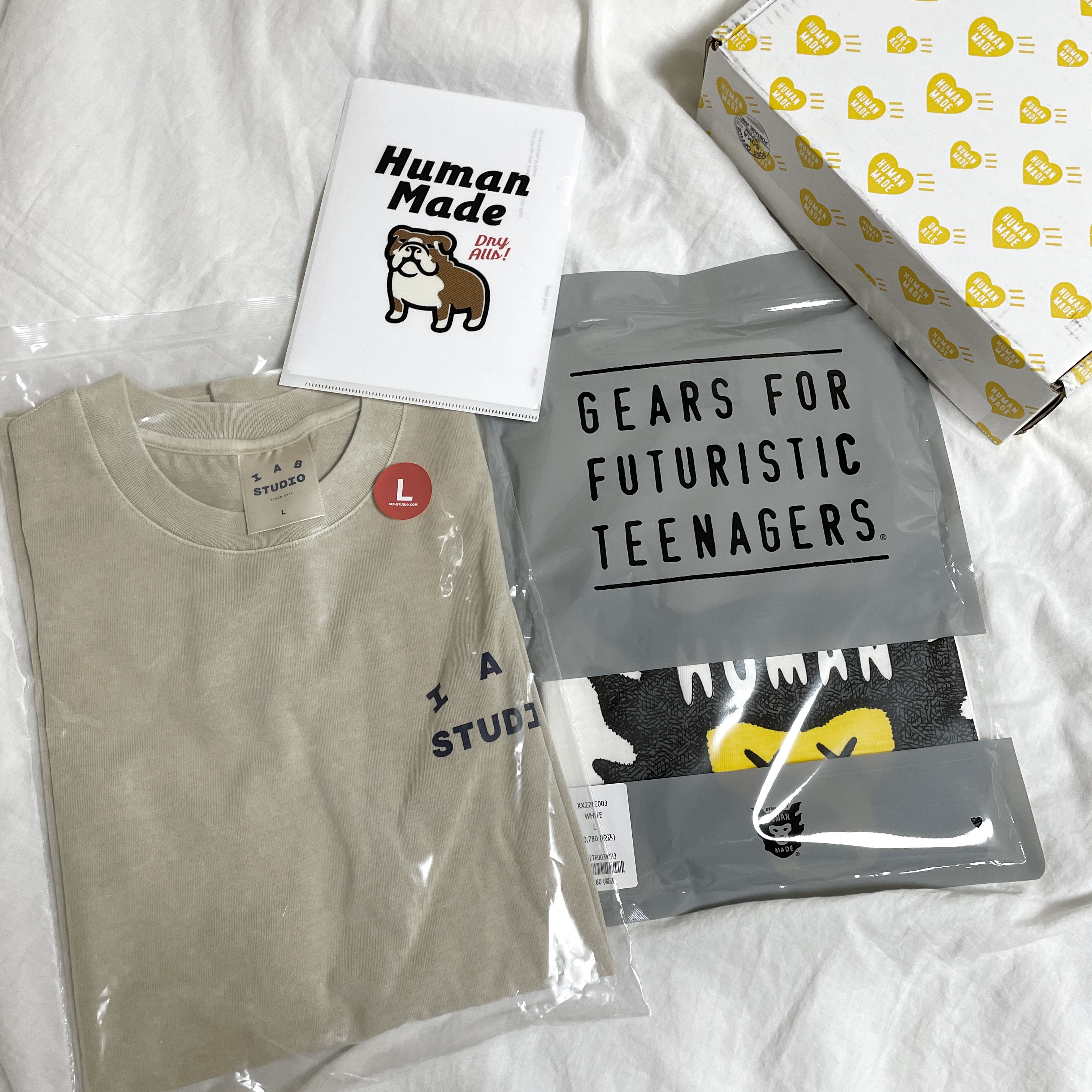 IAB Studio Pigment T-Shirt Oatmeal, Human Made x Kaws #1 T-Shirt White 착용 스타일