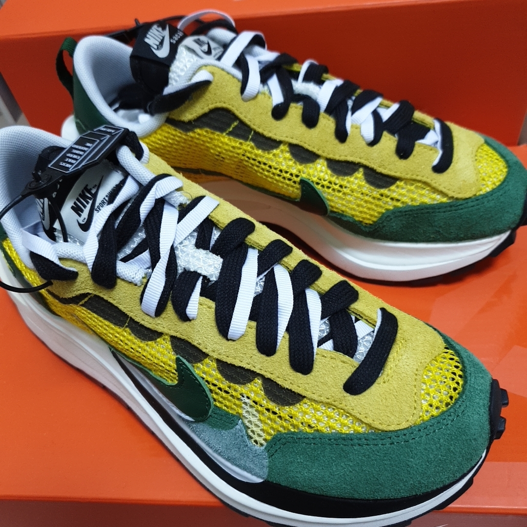 Nike x Sacai VaporWaffle Tour Yellow & Gorge Green Sail 착용 스타일 - 2