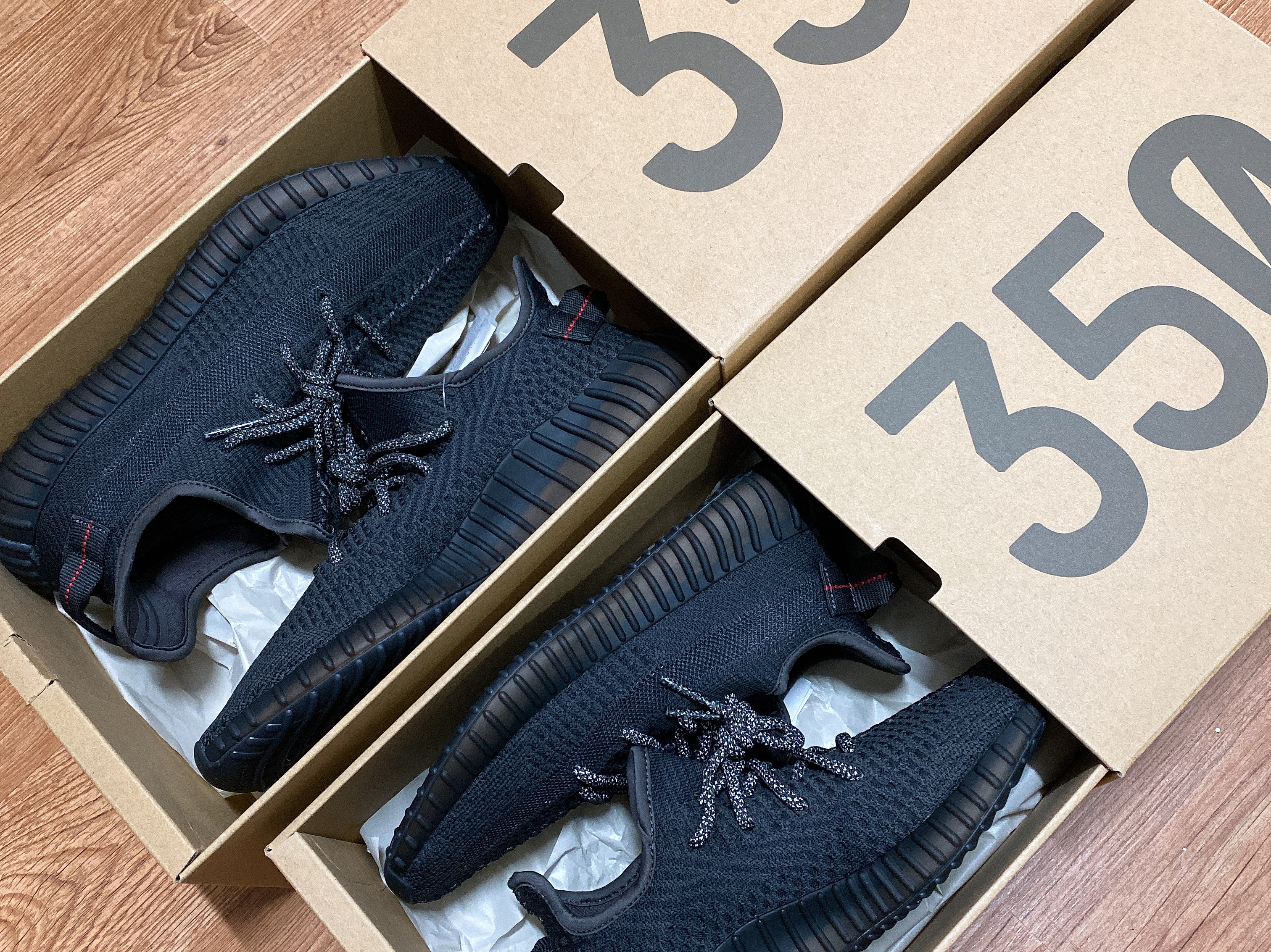 Adidas Yeezy Boost 350 V2 Black - Non-Reflective 착용 스타일 - 3