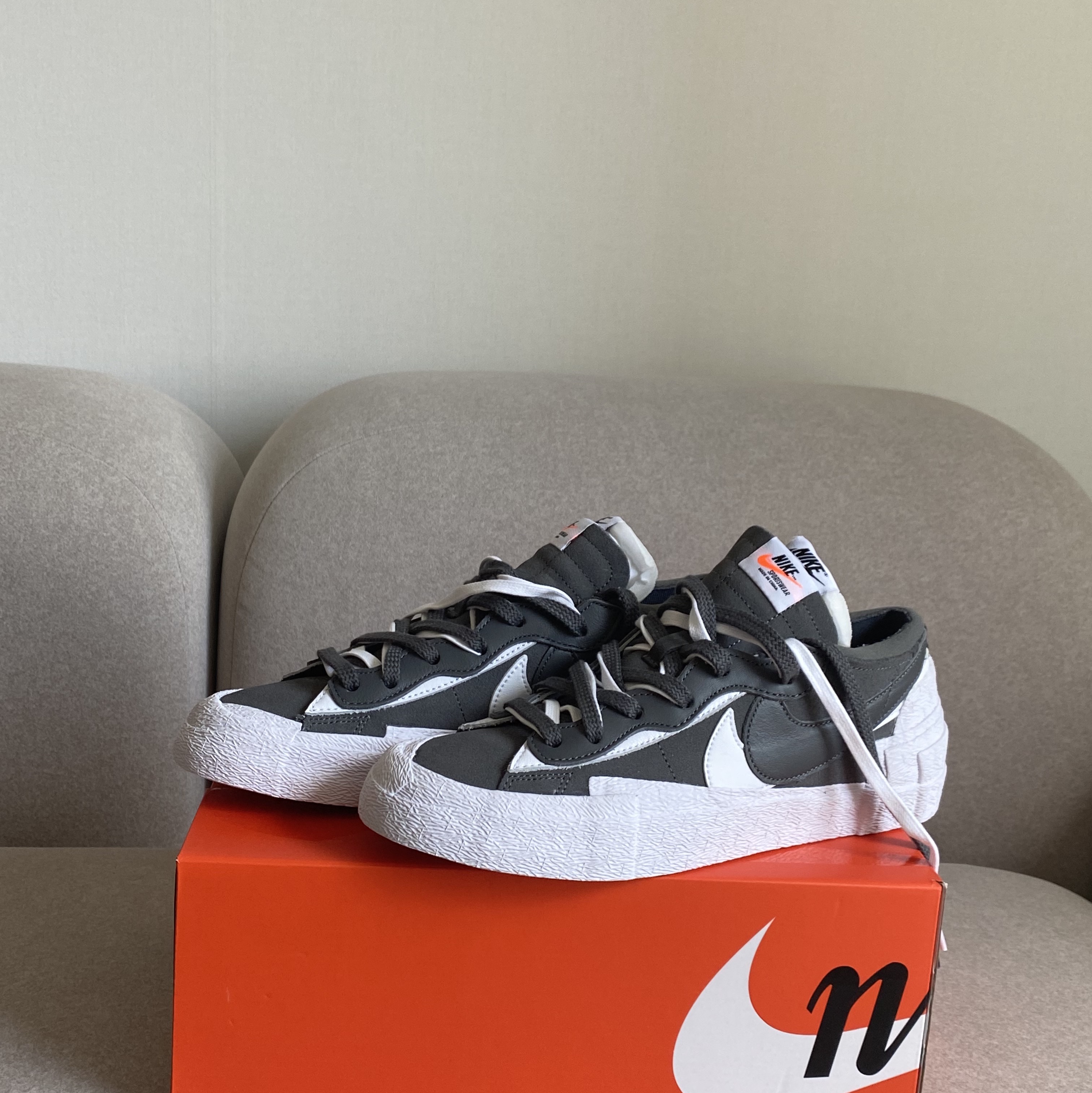 Nike x Sacai Blazer Low Iron Grey 착용 스타일 - 2