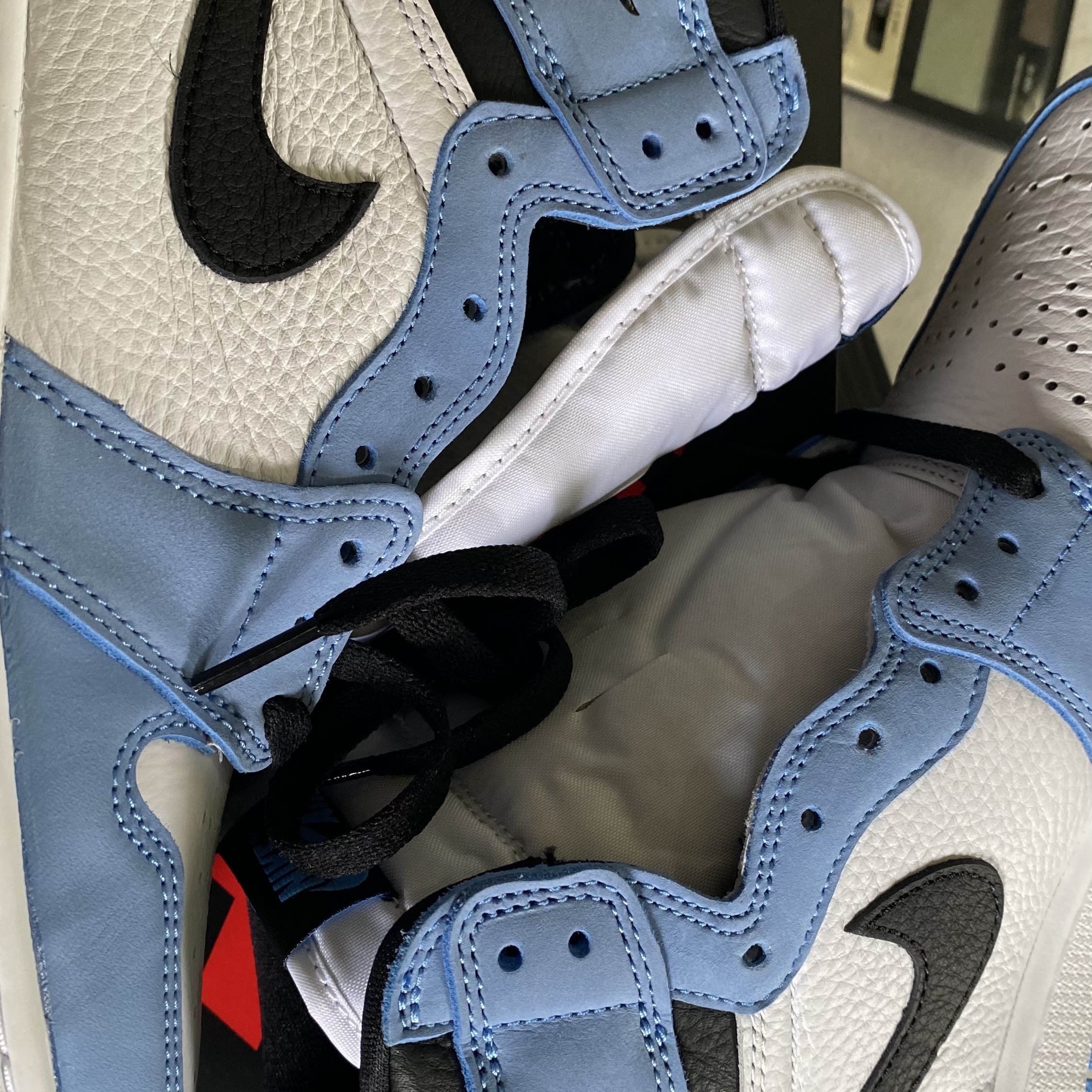 Jordan 1 Retro High OG University Blue 착용 스타일 - 1