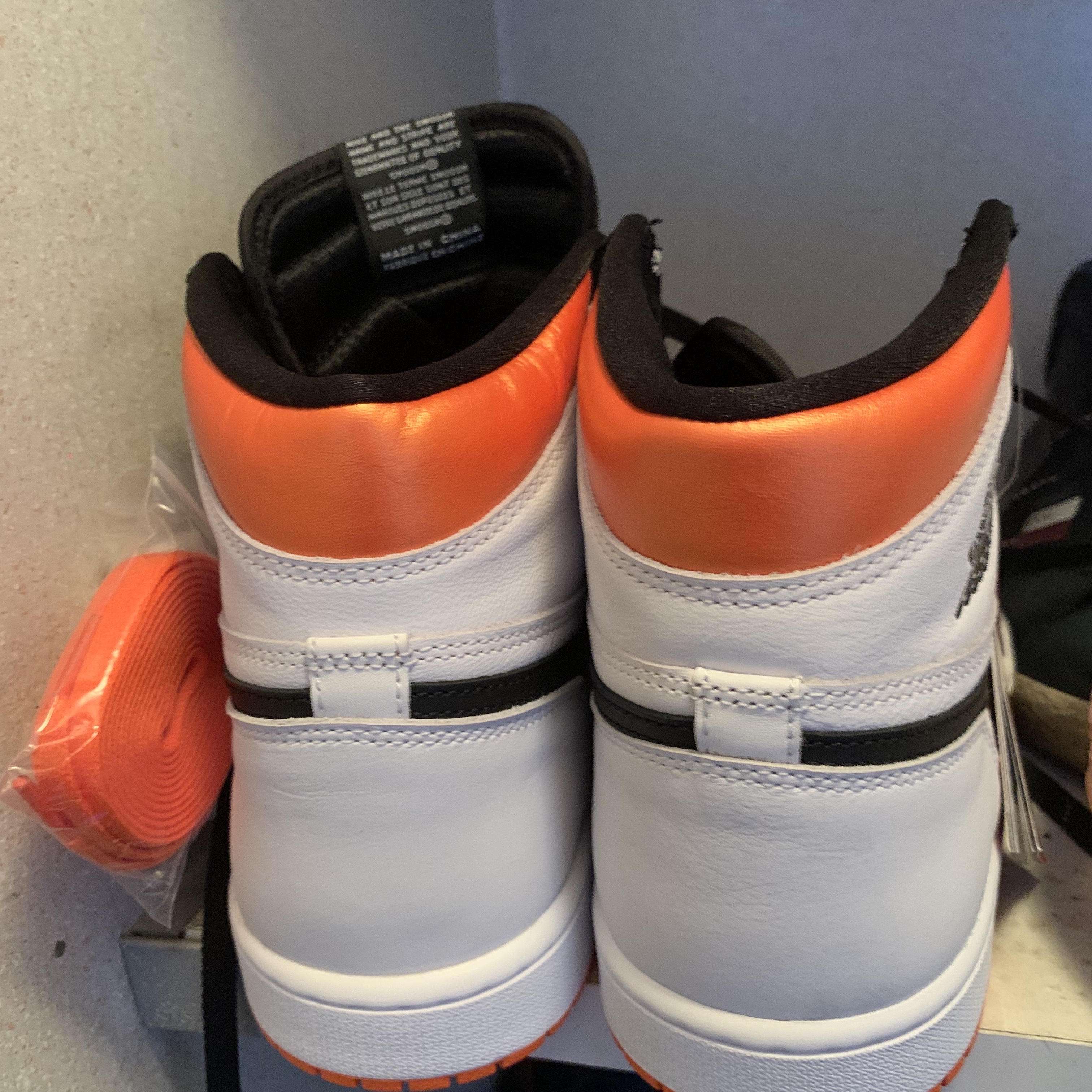 Jordan 1 Retro High OG Electro Orange 착용 스타일
