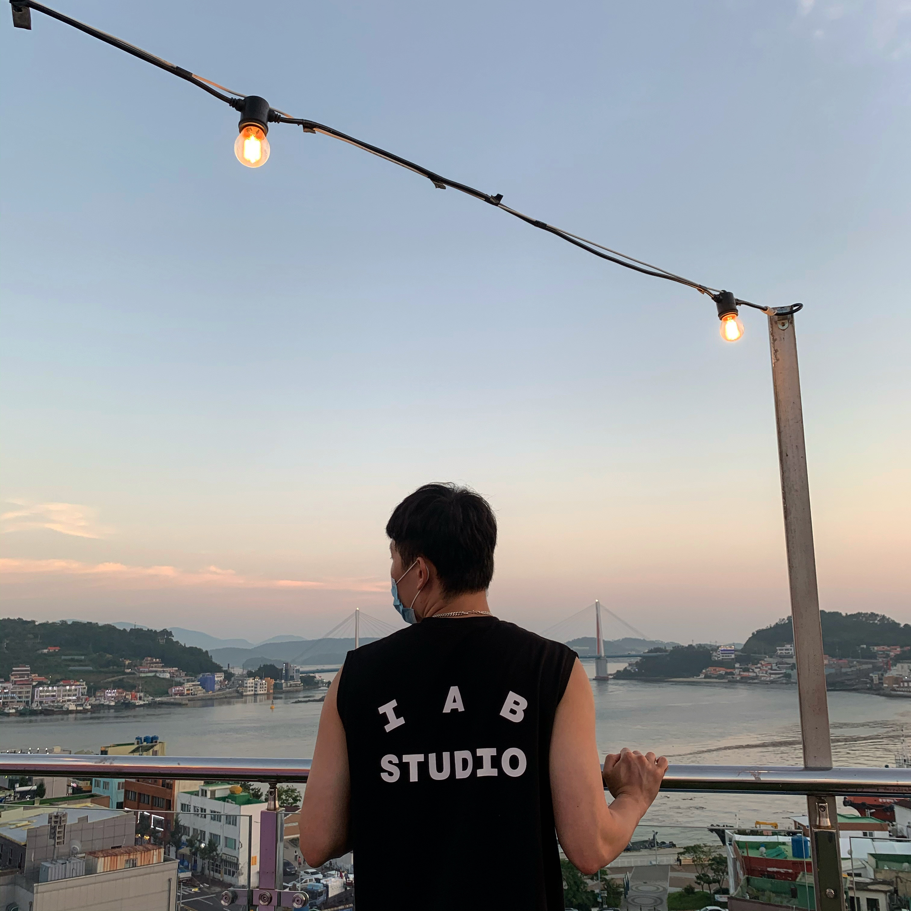 IAB Studio Sleeveless Black 착용 스타일 - 1