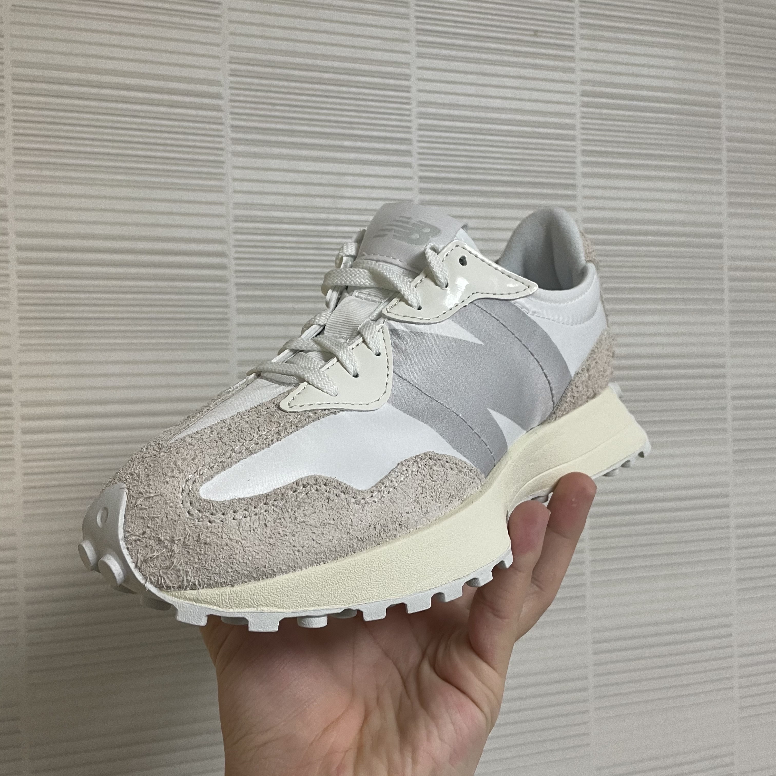 (W) New Balance 327 White Moonbeam 착용 스타일