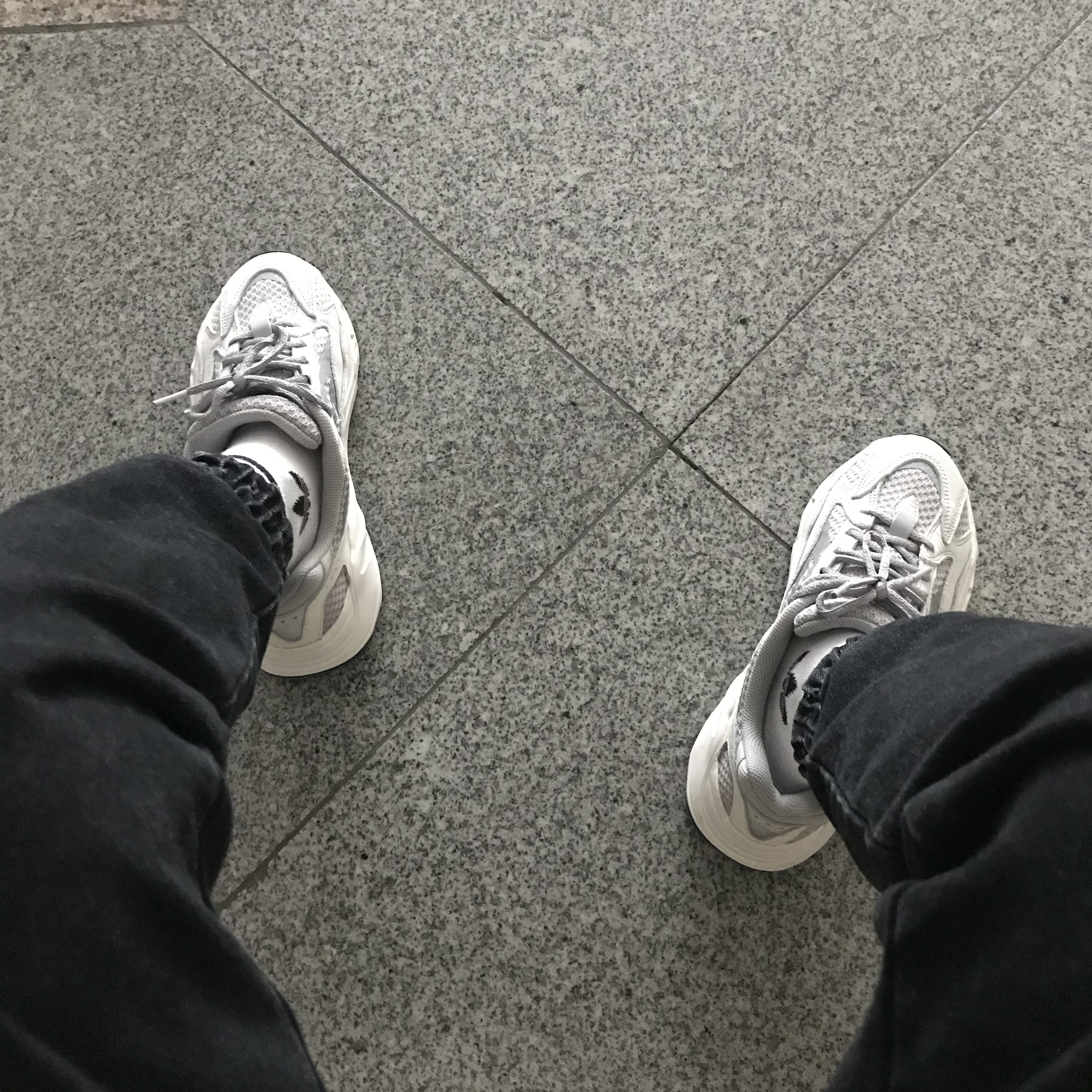 Adidas Yeezy Boost 700 V2 Static 2018 착용 스타일 - 3