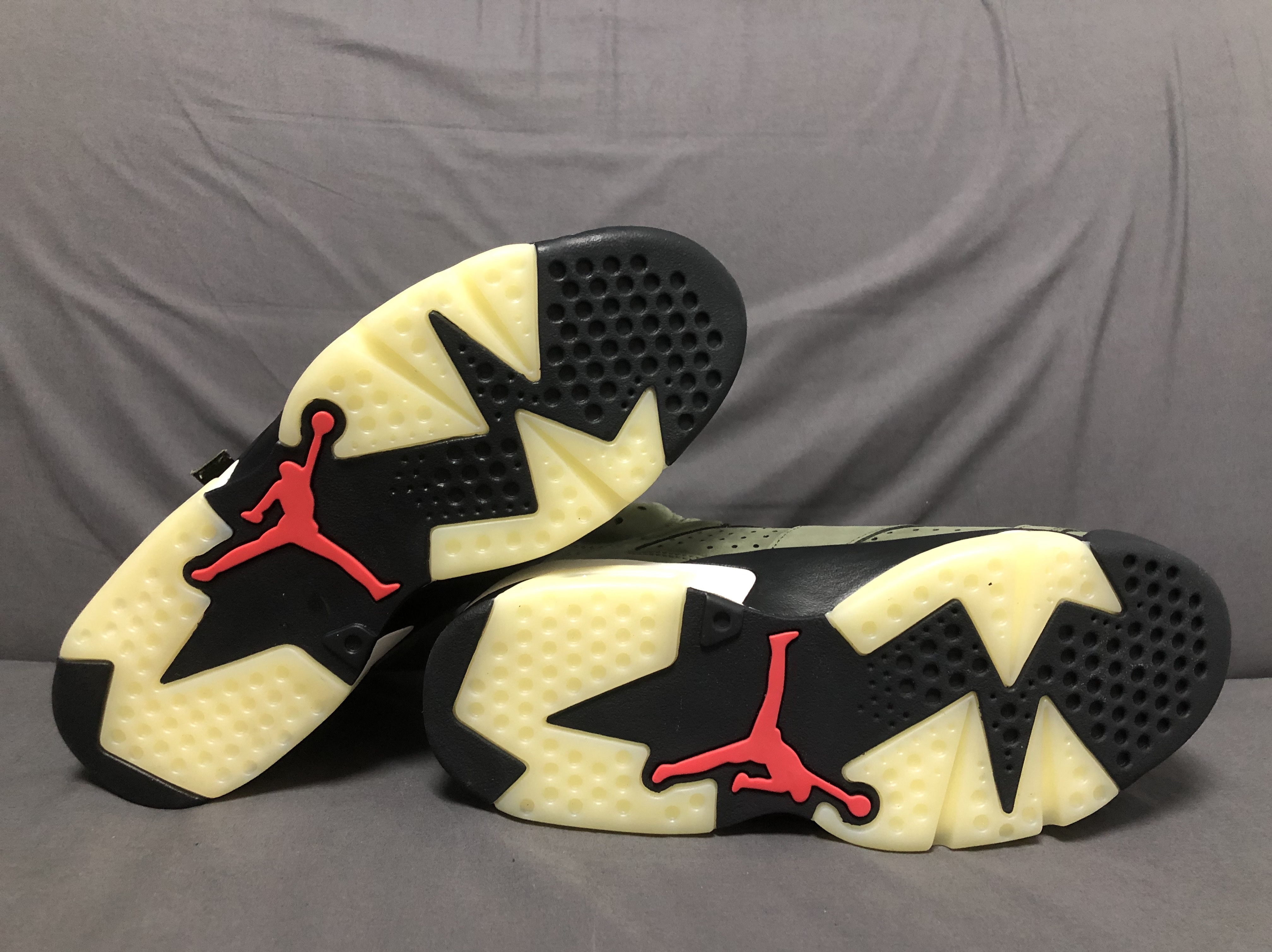 Jordan 6 x Travis Scott Retro Olive 착용 스타일 - 5