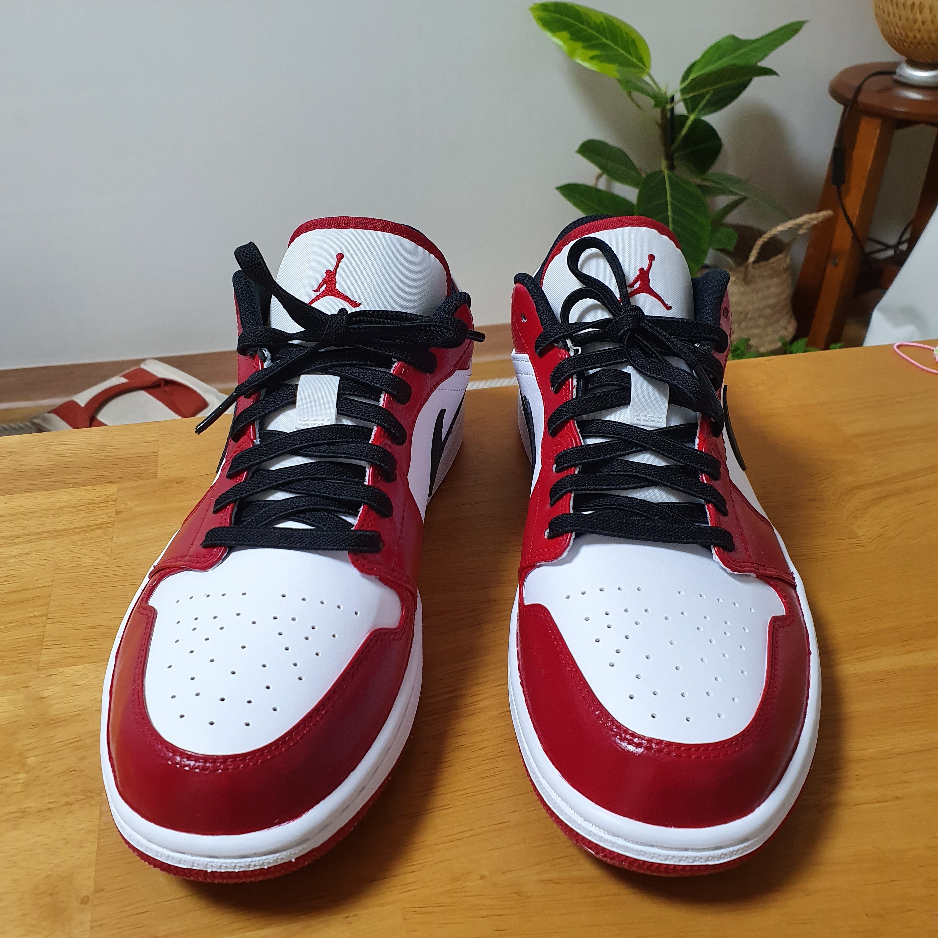 Jordan 1 Low White Red Black 착용 스타일 - 1