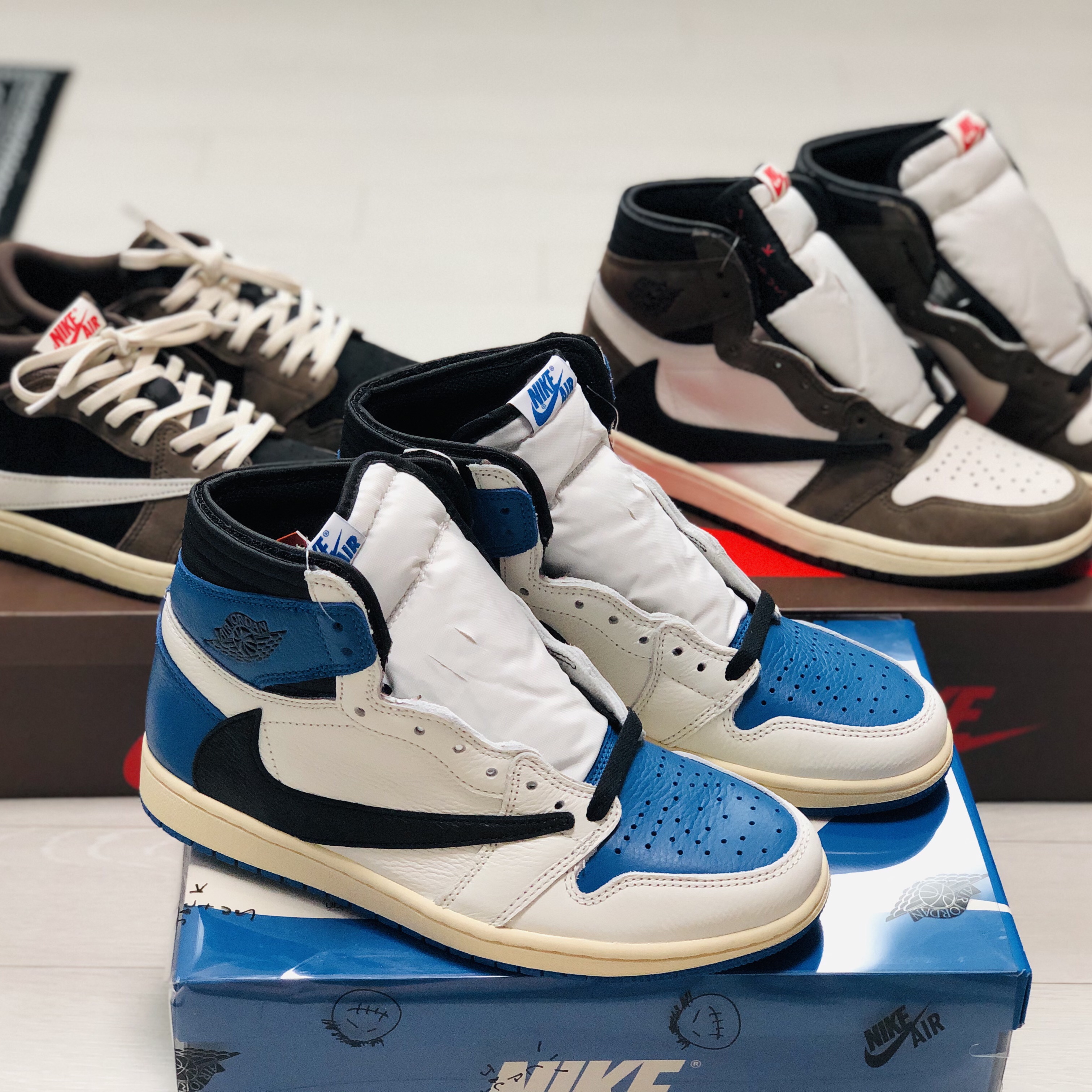 Jordan 1 x Travis Scott x Fragment Retro High OG SP Military Blue, Jordan 1 x Travis Scott Retro High OG SP Mocha 착용 스타일 - 3