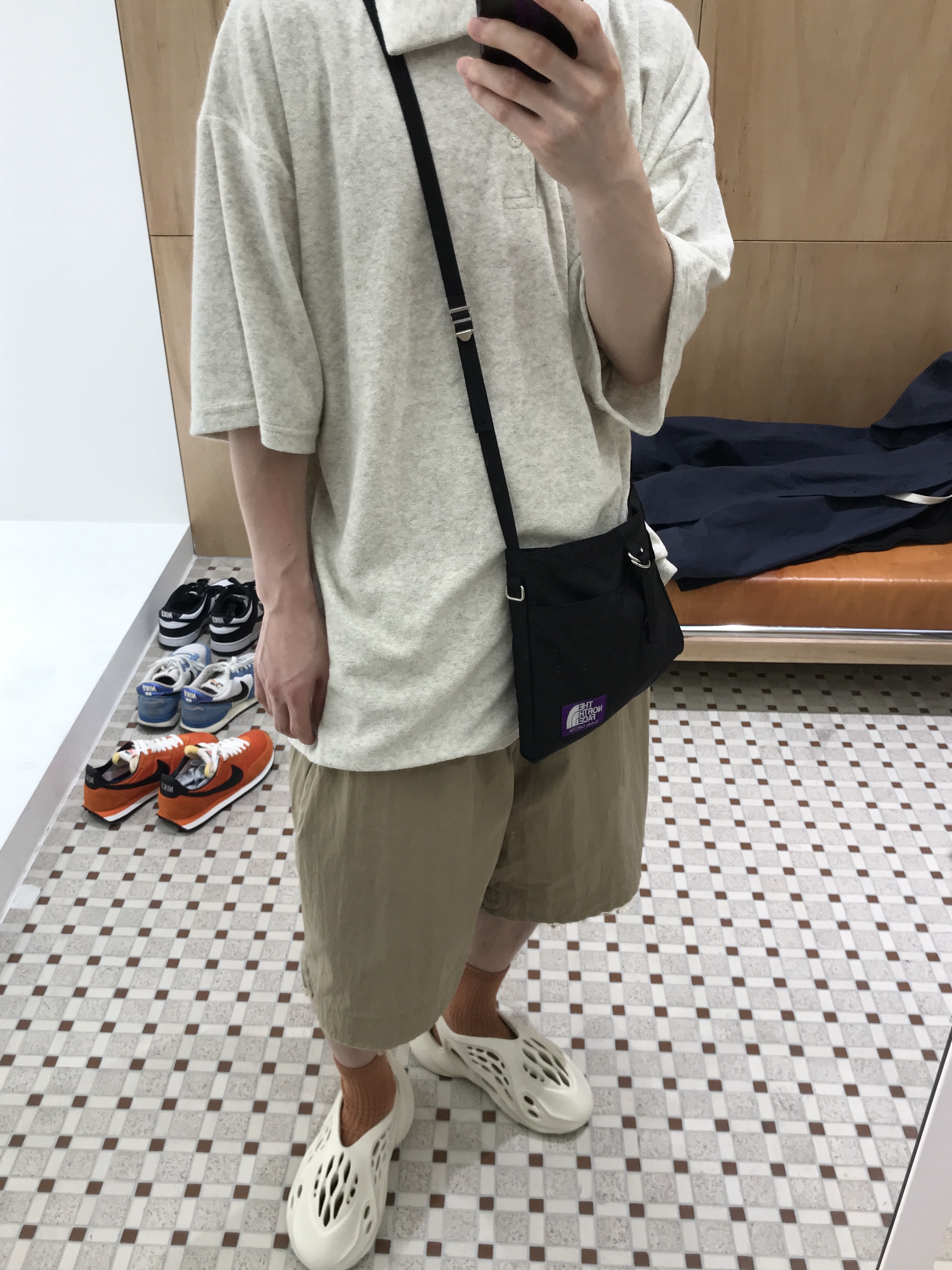 Adidas Yeezy Foam RNNR Sand 착용 스타일 - 3
