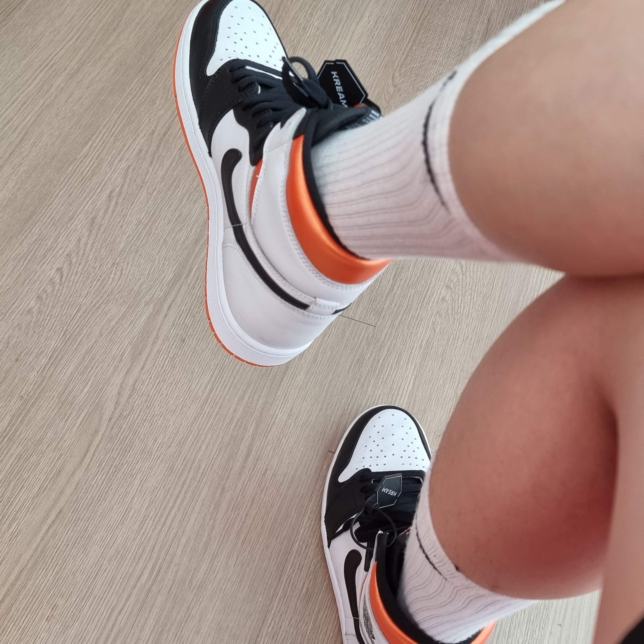Jordan 1 Retro High OG Electro Orange 착용 스타일