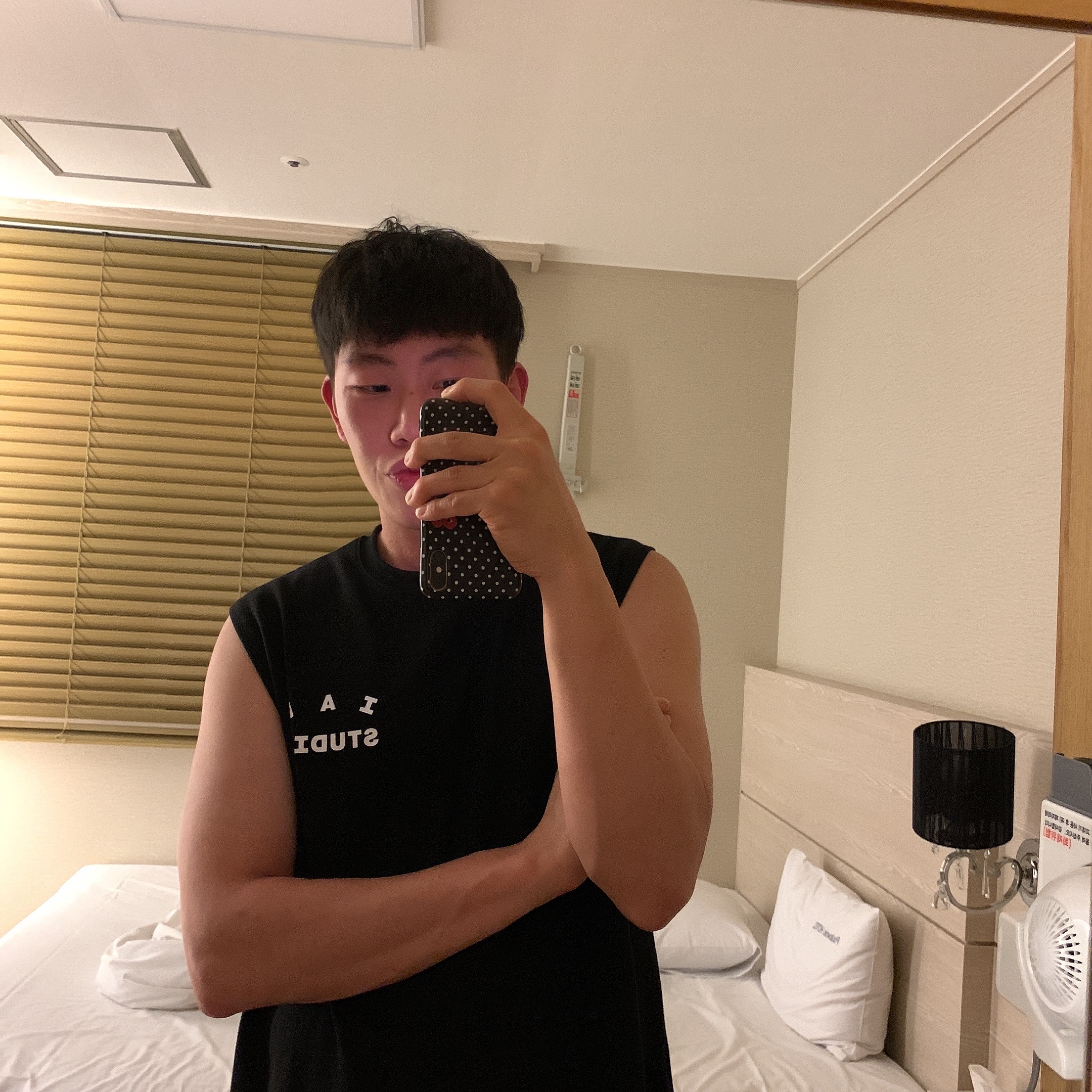 IAB Studio Sleeveless Black 착용 스타일 - 2