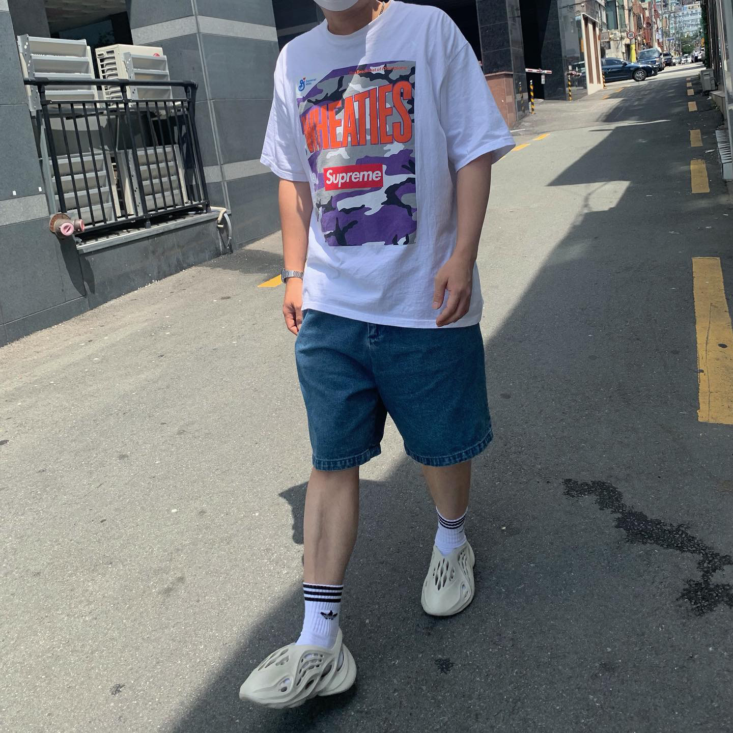 Supreme Wheaties T-Shirt White - 21SS, Adidas Yeezy Foam RNNR Sand 착용 스타일 - 1